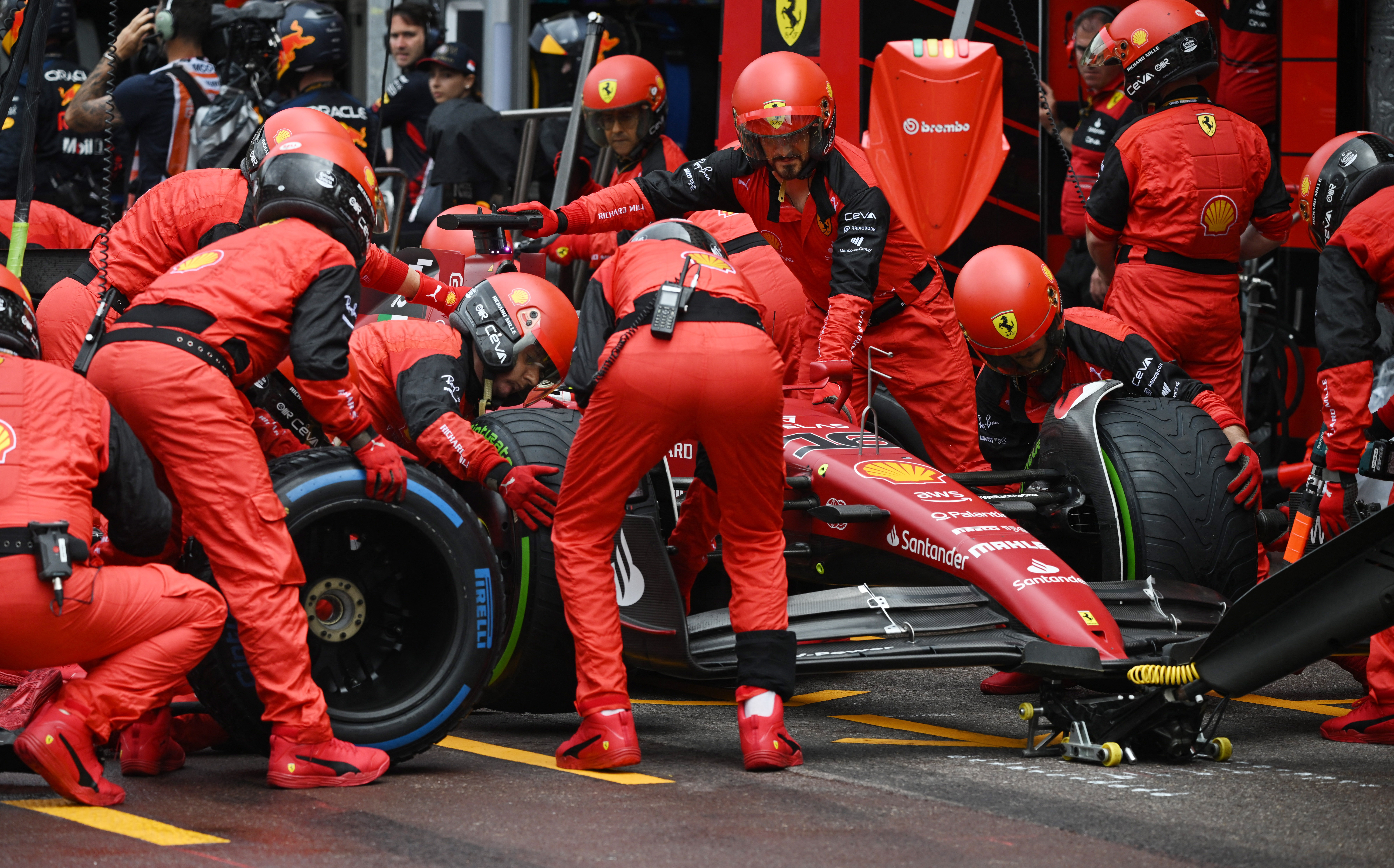 Ferrari reveló que se eqivocó dos veces en la estrategia del GP de Mónaco REUTERS/Christian Bruna)