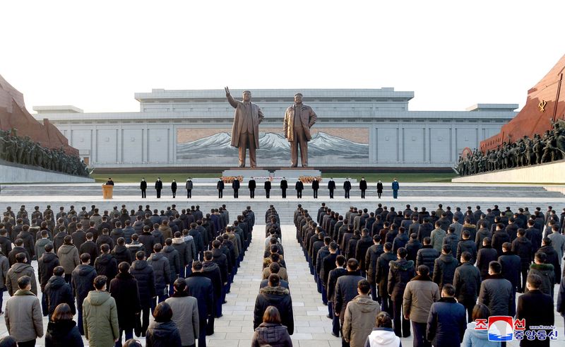 Personas asisten a un acto de juramento antes del décimo aniversario de la muerte del antiguo líder Kim Jong Il, en Pyongyang el 16 de diciembre de 2021 (KCNA/vía REUTERS)