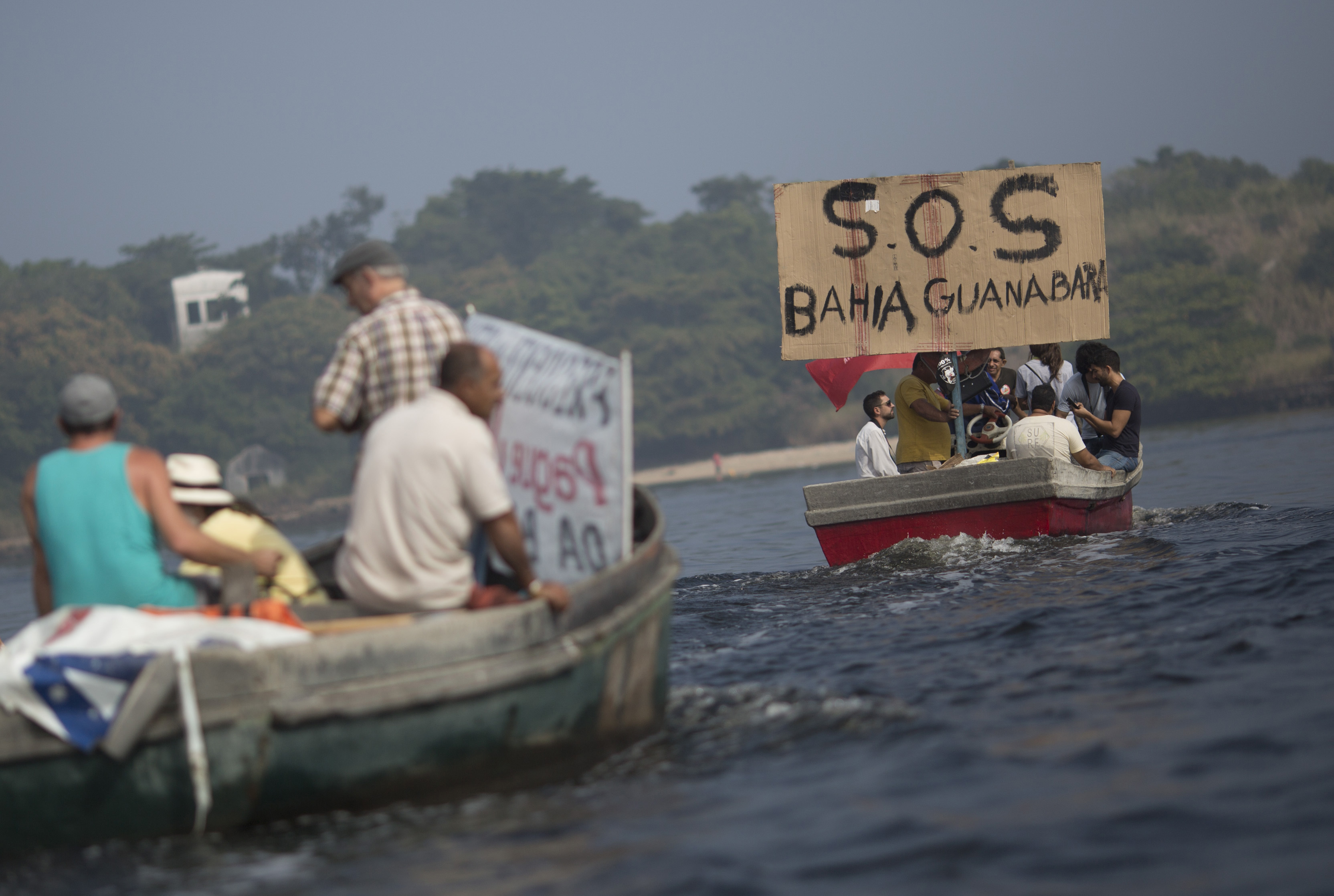 Pescadores brasileños protestan contra la contaminación de la bahía Guanabara (AP)