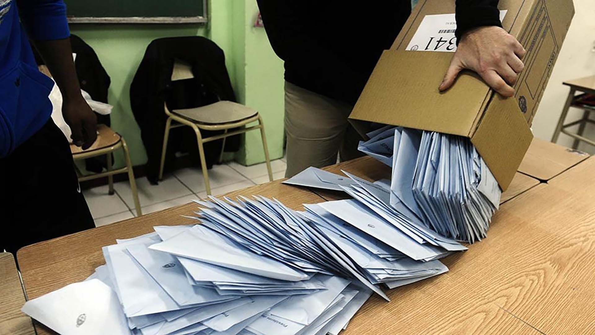 Una vez finalizada la votación, las autoridades de mesa deben realizar el conteo de los votos y certificar el acta de escrutinio.