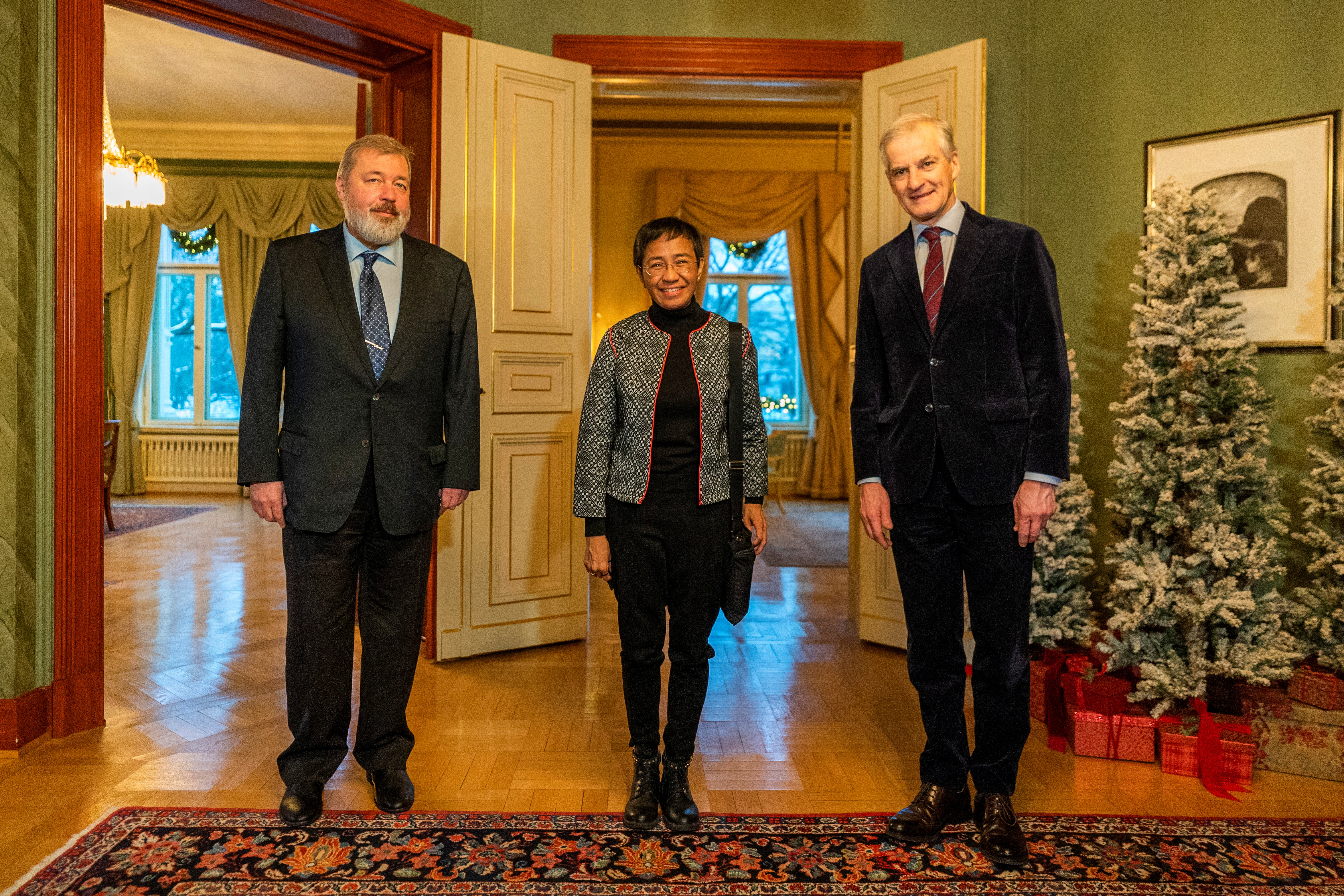 Los ganadores del Premio Nobel de la Paz del año, Dmitry Muratov y Maria Ressa, posan para una foto con el primer ministro de Noruega, Jonas Gahr Stoere, en la residencia del primer ministro en Oslo, Noruega, el 11 de diciembre de 2021. Hakon Mosvold Larsen/NTB/vía REUTERS 