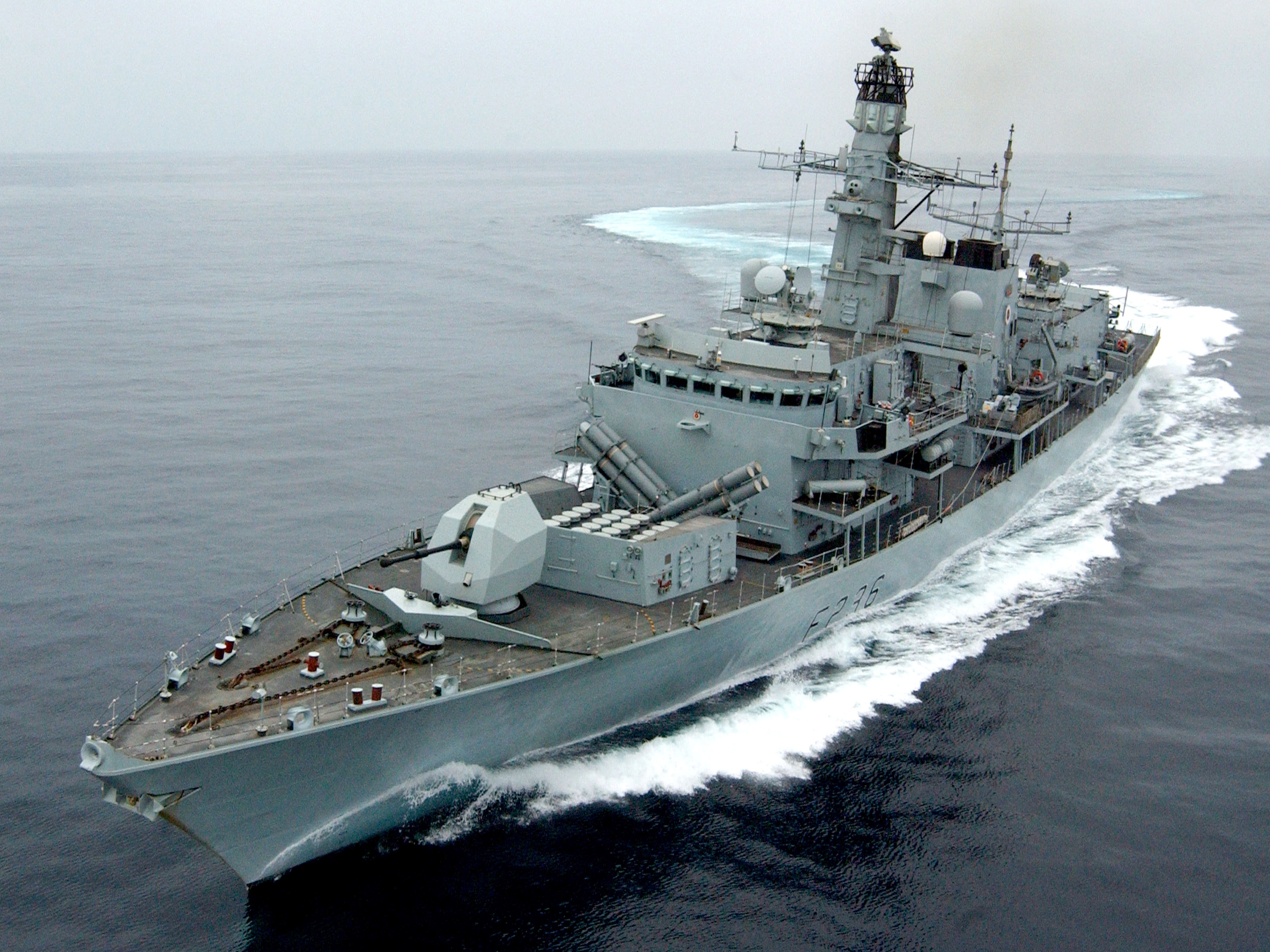 Un buque de guerra británico incautó misiles del régimen de Irán que estaban siendo enviados a los rebeldes en Yemen