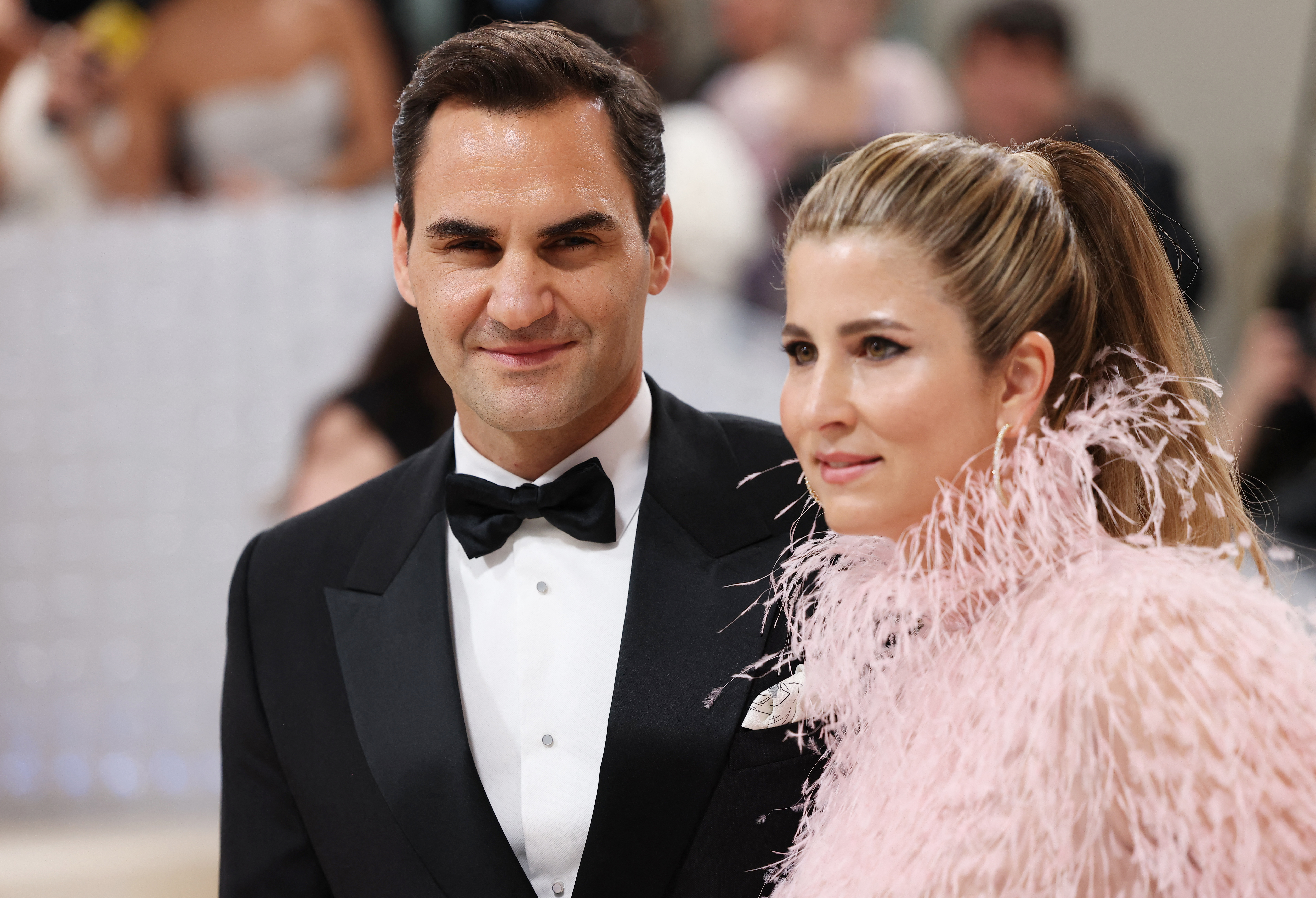 Roger Federer, anfitrión de la MET Gala, junto a su esposa Mirka Federer (REUTERS/Andrew Kelly)