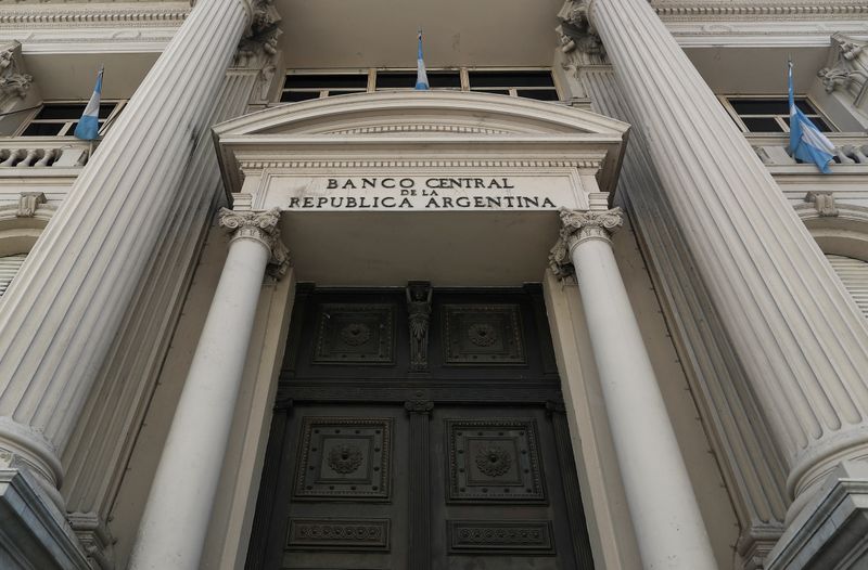 Foto de archivo - Entrada principal al Banco Central de la RepÃºblica Argentina (BCRA), en Buenos Aires. Sep 16, 2020. REUTERS/Agustin Marcarian