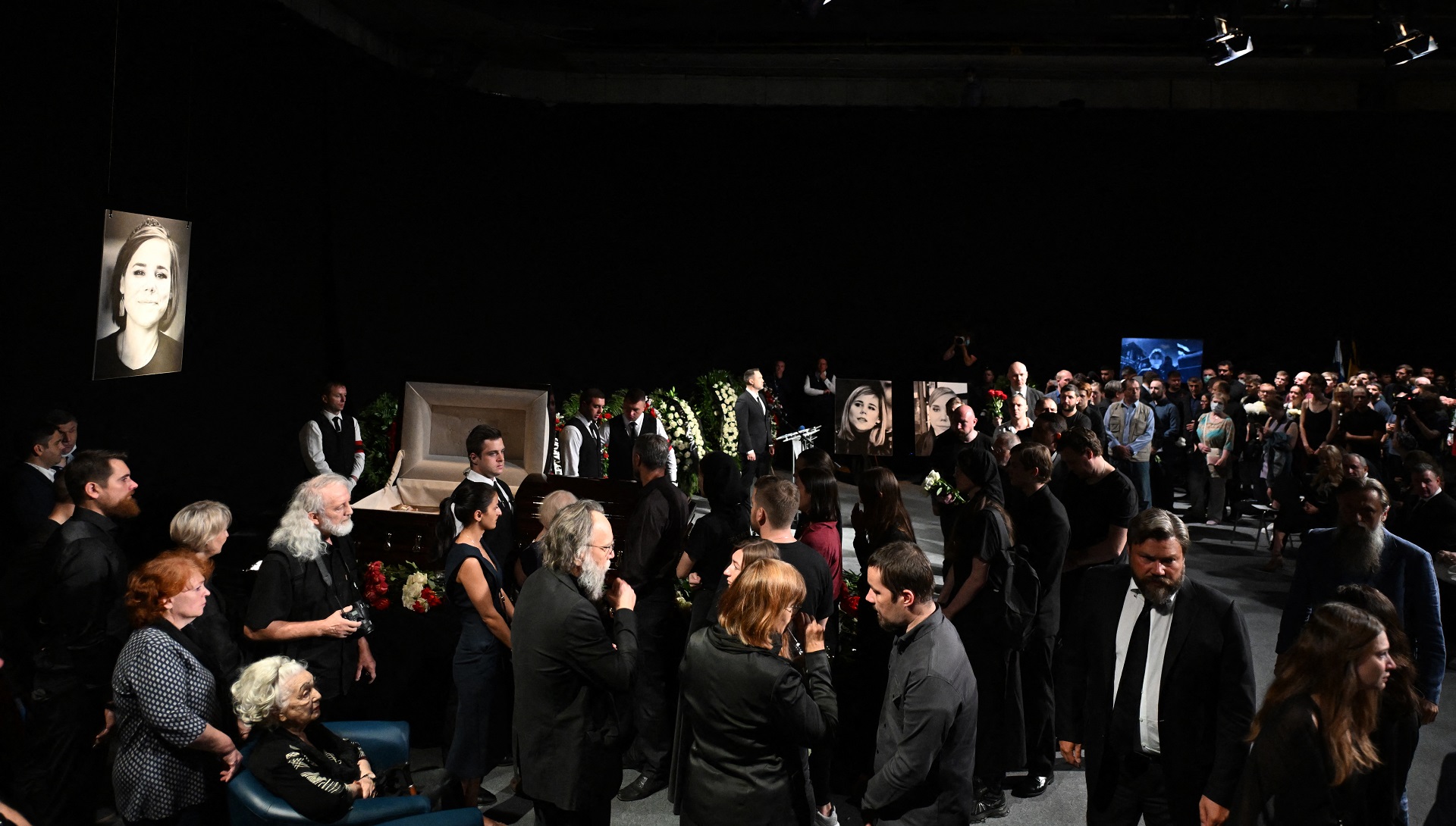 Cientos de personas llegaron al funeral de la periodista y analista política (AFP)