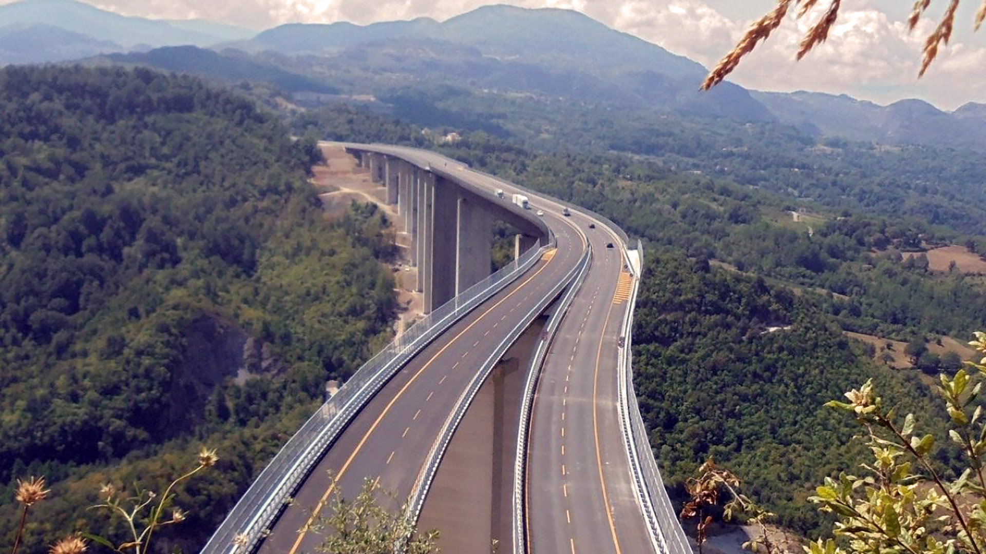 Los grandes puentes que se contruyeron en la Autopista del Mediterráneo, contribuyen notablemente a reducir la contaminación, ya que no exigen los motores a mayores emisiones