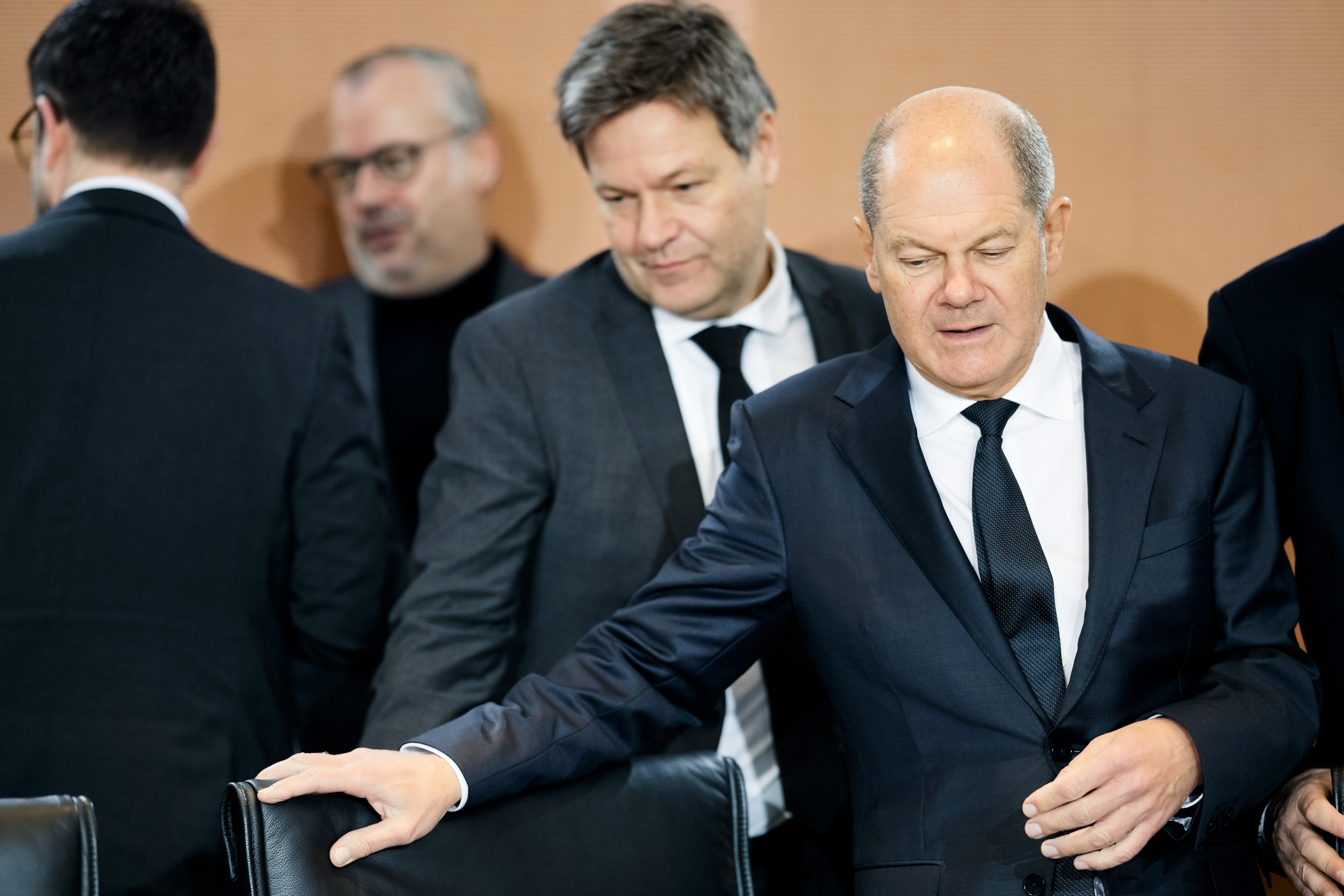 El canciller alemán Olaf Scholz (d) y el ministro alemán de Economía Robert Habeck (c) en Berlín el 25 de enero de 2023. (AP foto/Markus Schreiber)