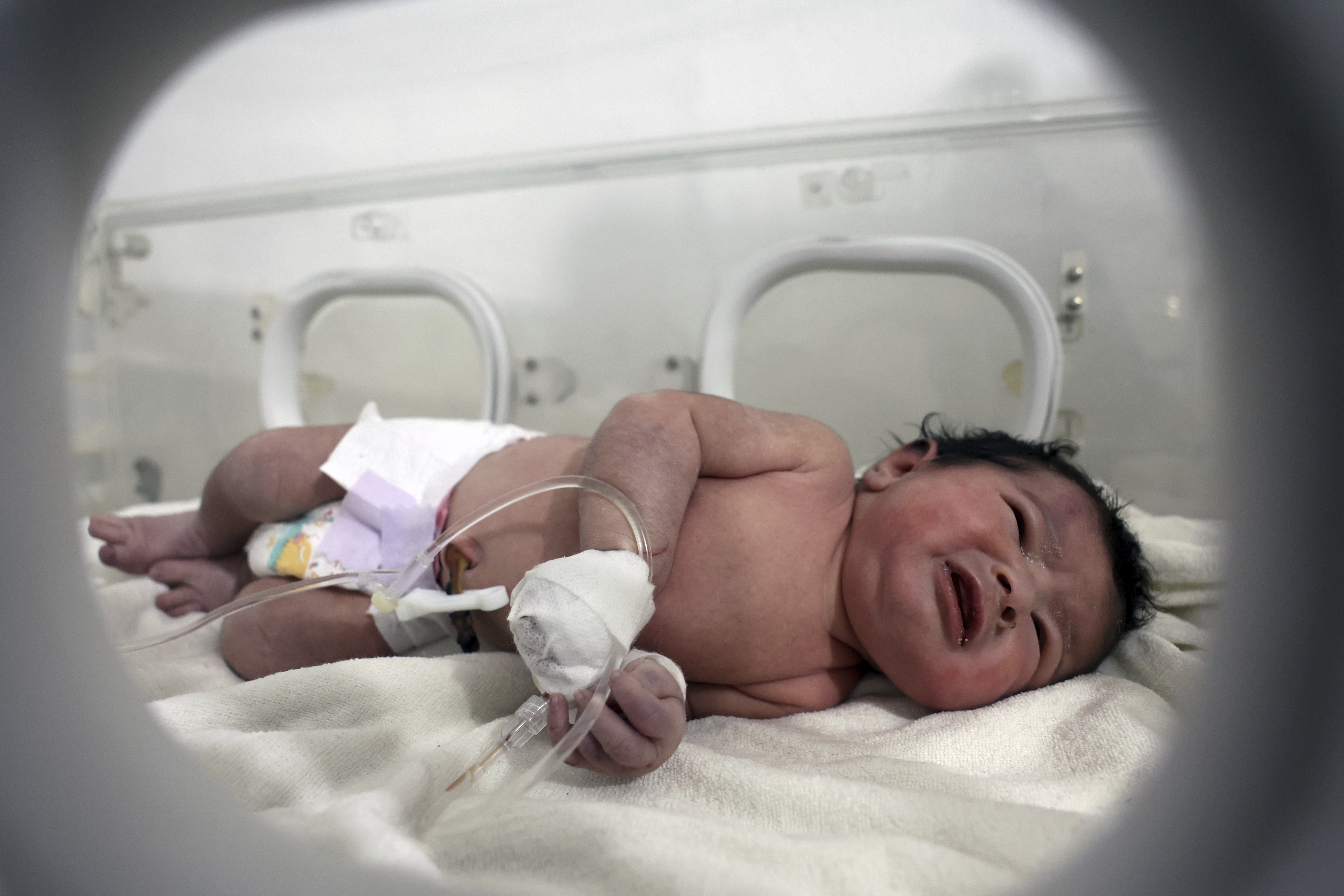 La bebé recién nacida, que nació en medio de las ruinas tras el sismo reciente en Siria, en el Hospital Pediátrico del pueblo de Afrin, en la provincia de Alepo en Siria, el 7 de febrero de 2023 (Foto AP /Ghaith Alsayed)