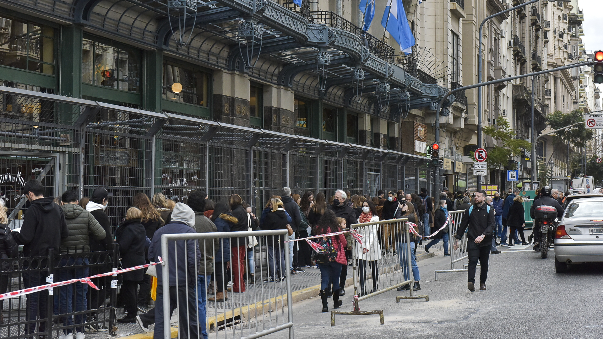 Una larga fila se ubicó sobre la avenida Rivadavia para ingresar ala confitería, que se abrió al público luego de 25 años (Gustavo Gavotti)