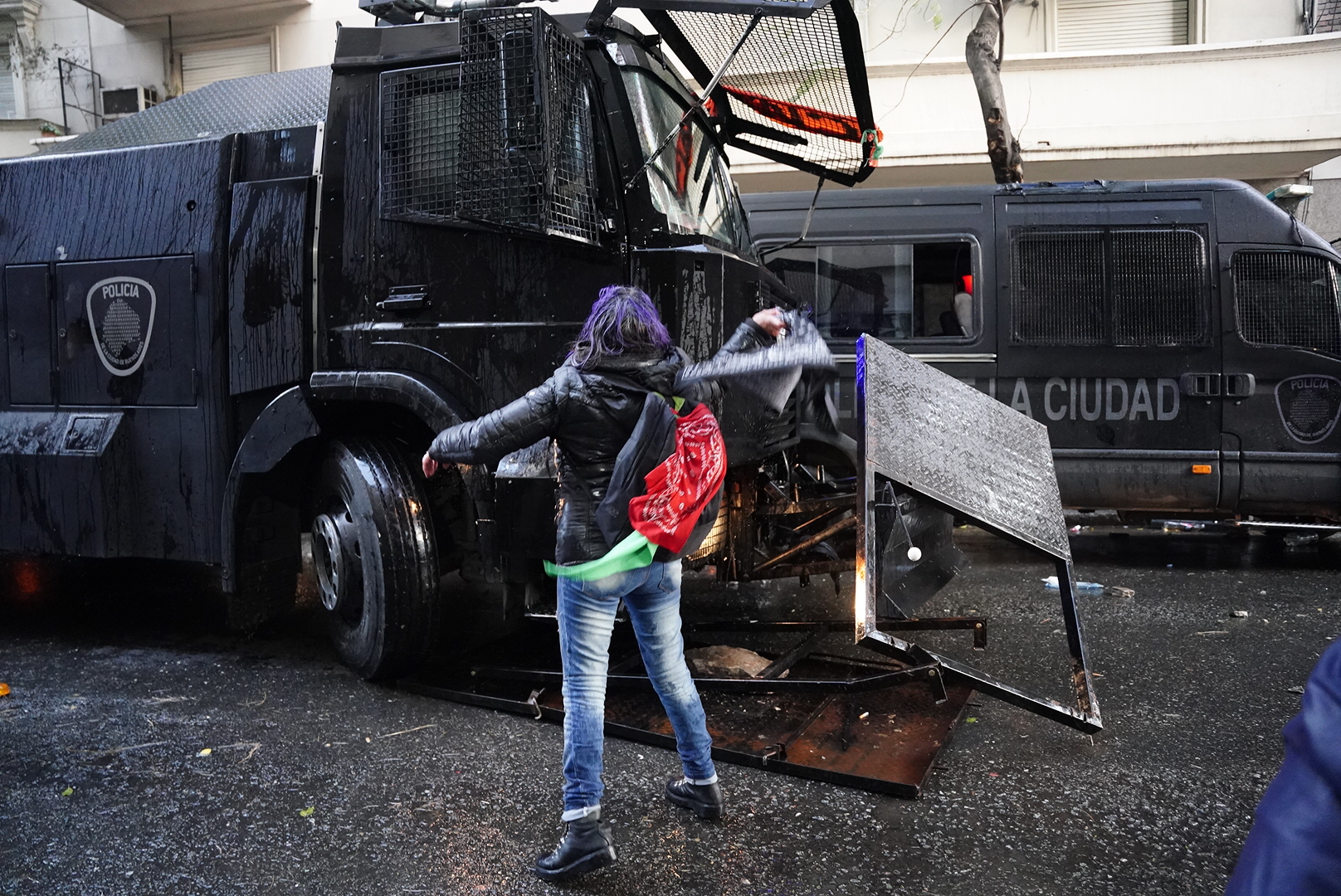 Manifestantes rompieron varios vehículos de la Policía de la Ciudad (Crédito: Franco Fafasuli)