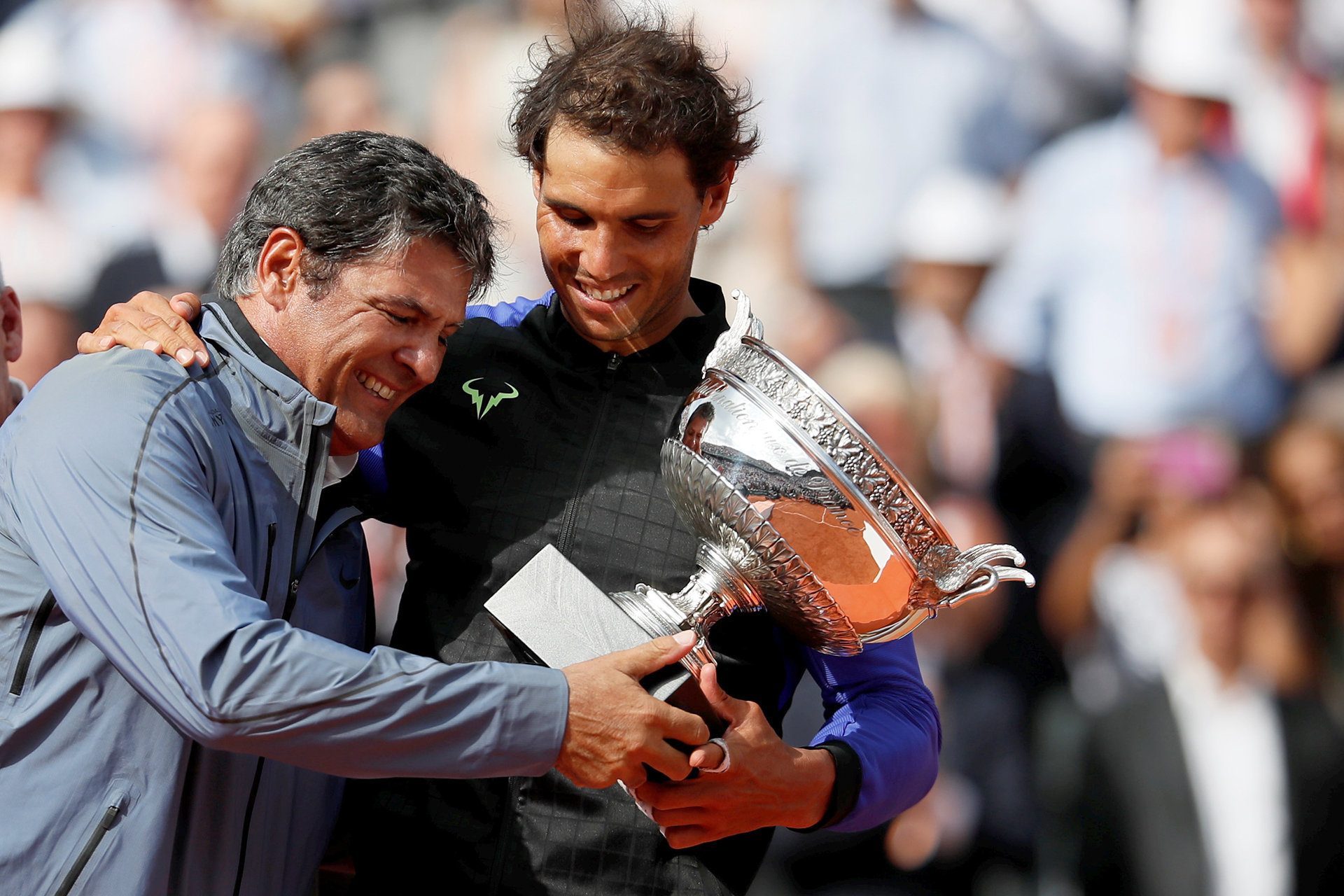 Tenis - Abierto de Francia - Roland Garros, París, Francia - 11 de junio de 2017 Rafael Nadal de España celebra con el trofeo y su tío Toni después de ganar la final contra Stan Wawrinka de Suiza Reuters/Christian Hartmann