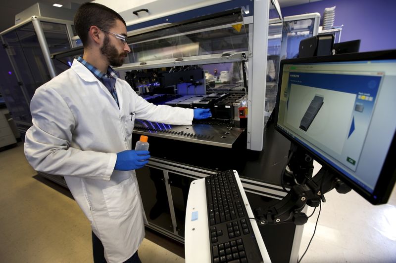 Un técnico examina muestras en los laboratorios de la farmacéutica Regeneron, en Tarrytown, Nueva York (Reuters)