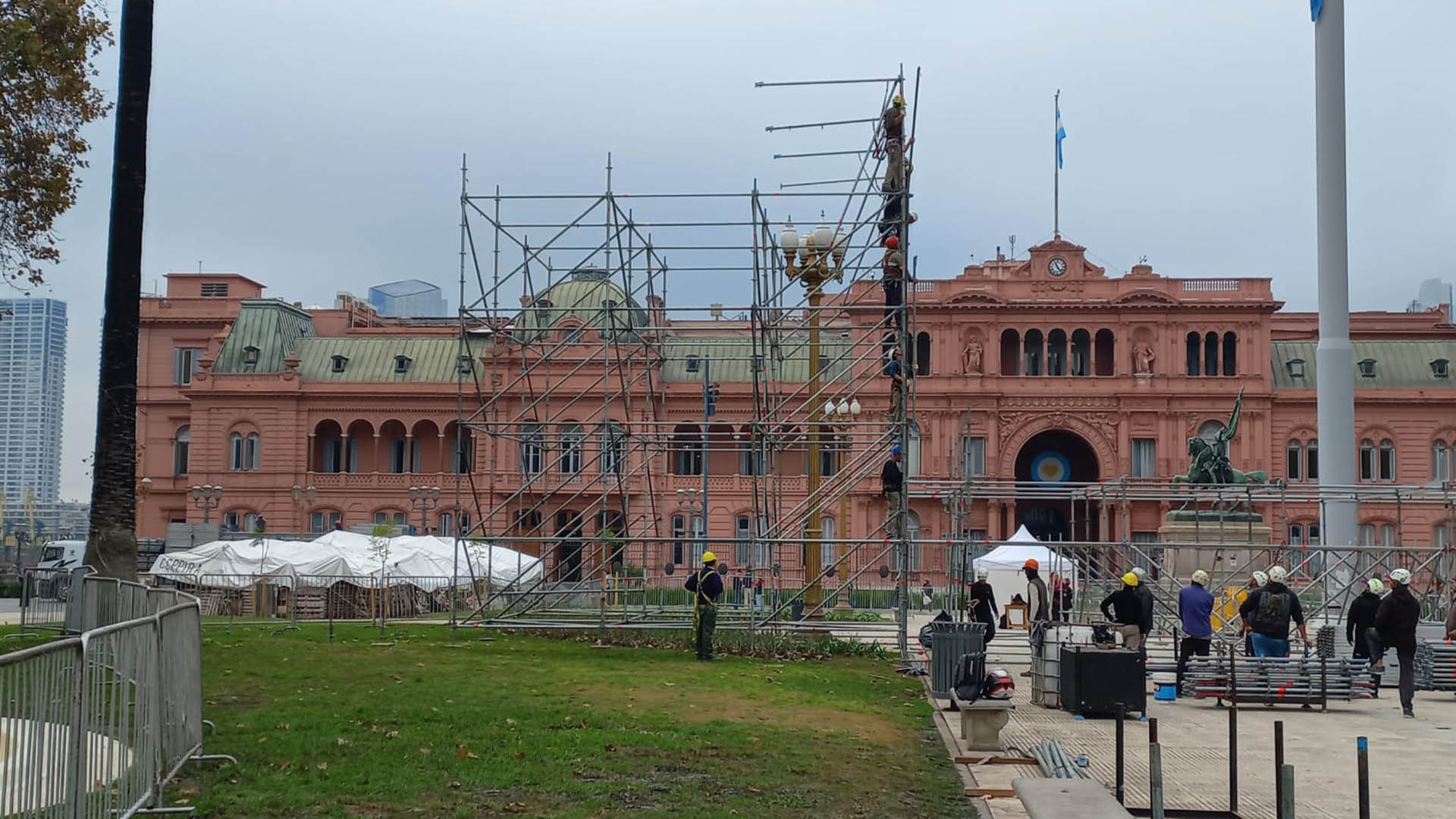 En la Plaza de Mayo ya empezó el armado del escenario para el acto del jueves en el que Cristina Kirchner será la única oradora.