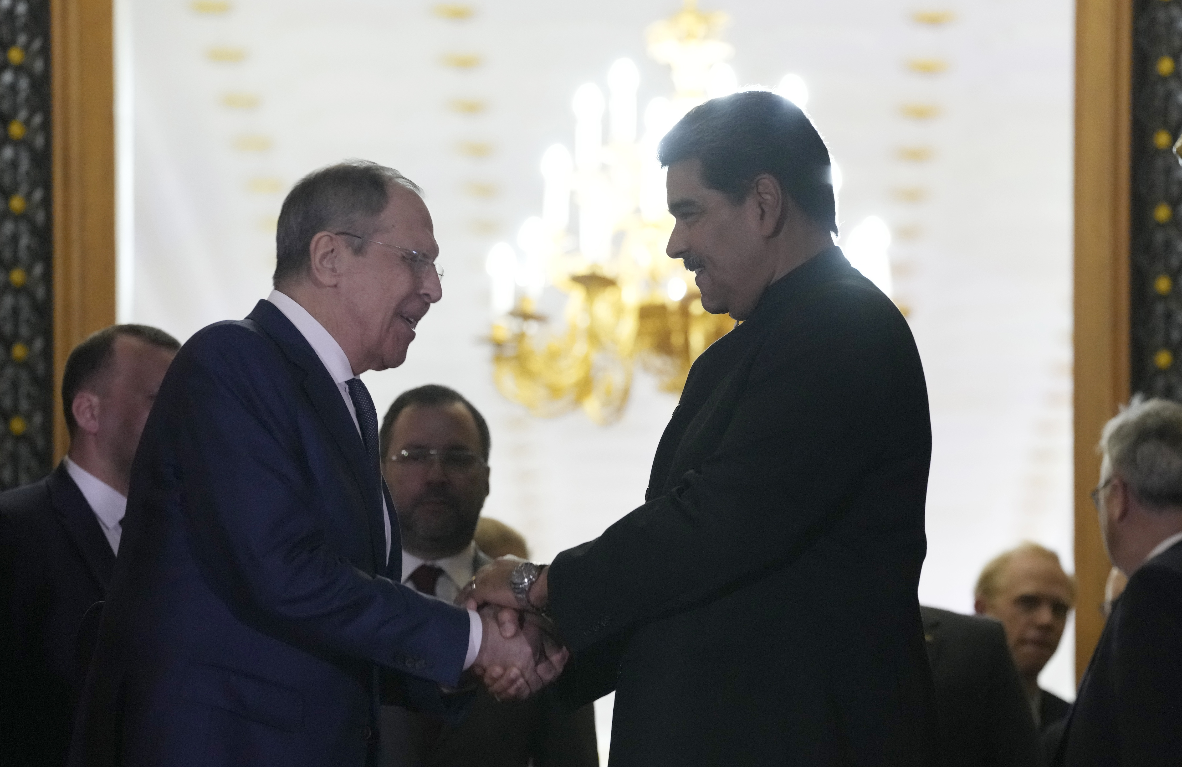 El dictador Nicolás Maduro, estrecha la mano del ministro del Exterior de Rusia, Serguéi Lavrov, durante una reunión en el Palacio Presidencial de Miraflores, el martes 18 de abril de 2023, en Caracas. (AP Foto/Ariana Cubillos)