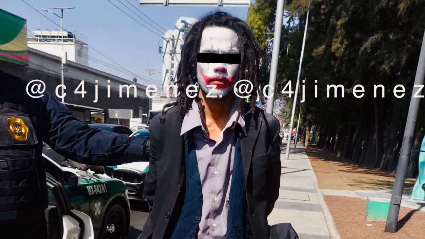 A man disguised as a clown was detained by elements of the SSC at the GAM mayor's office after assaulting a person.  (@c4jimenez)