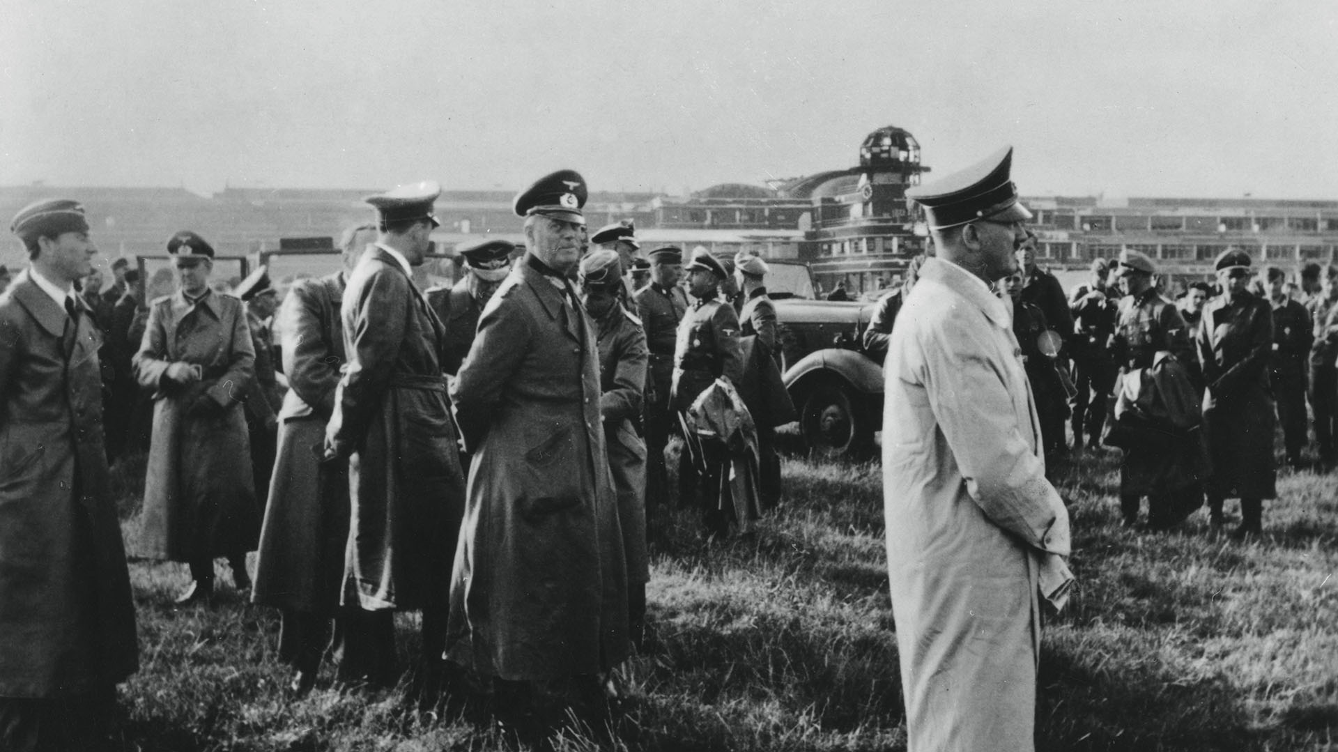 Adolf Hitler en el aeródromo de Le Bourget en Paris. Llegó en la madrugada, recorrió la ciudad durante tres horas y huyó en secreto. De hecho, no se sabe exactamente qué día pisó la Ciudad Luz (The Grosby Group)