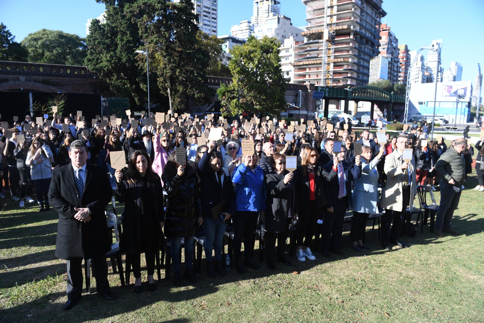 Centenares de personas acudieron al acto en la Plaza de la Shoá