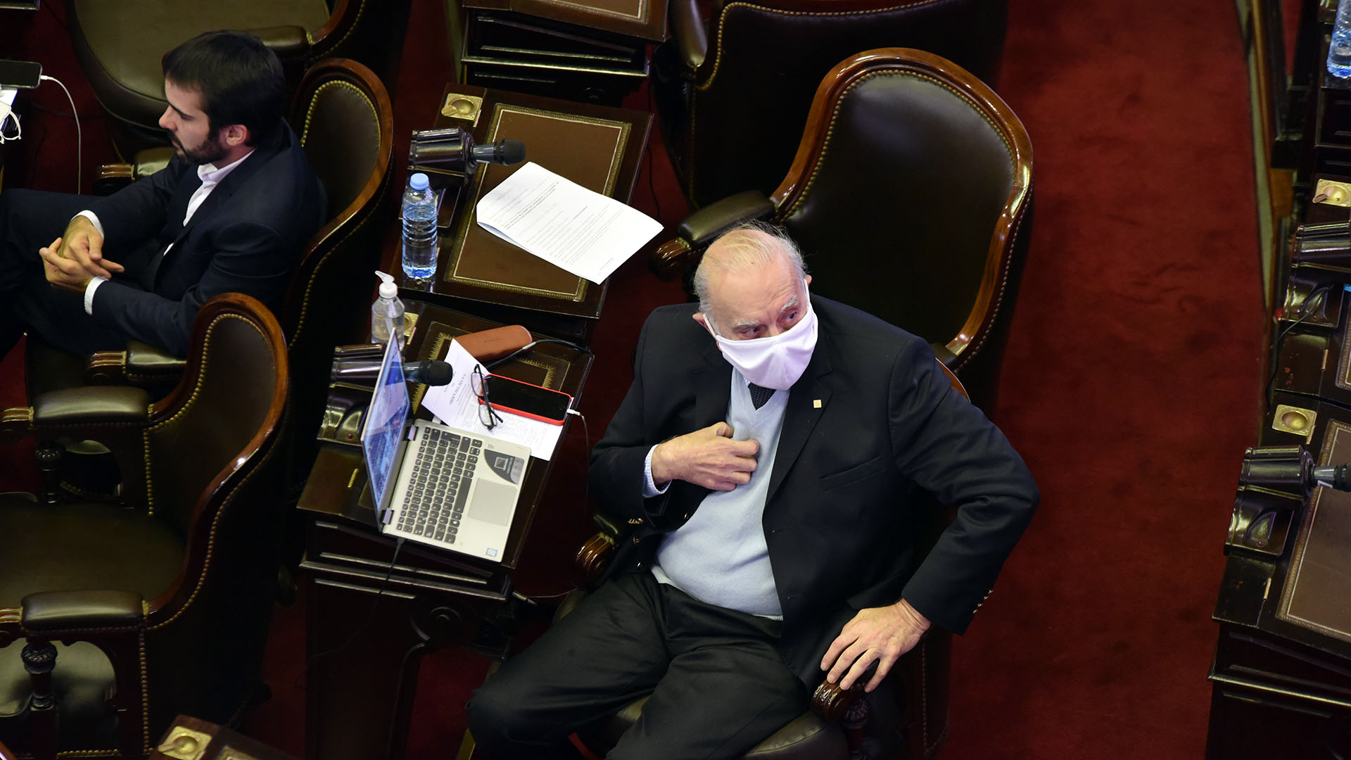 Tanto en el Senado como en Diputados, previo al inicio de la sesión, los legisladores se presentaron con sus correspondientes tapabocas