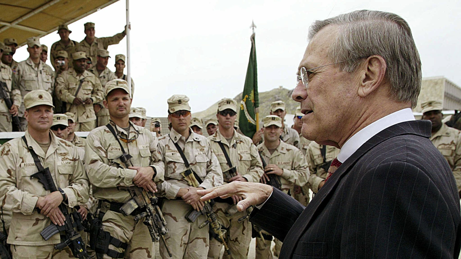 El secretario de Defensa de Estados Unidos, Donald Rumsfeld (izq.), Se reúne el 1 de mayo de 2003 con las tropas de las Fuerzas Especiales de Estados Unidos en la base estadounidense de Kabul. Rumsfeld declaró el fin de las operaciones de "combate mayor" y una nueva era de estabilidad y reconstrucción en Afganistán, 18 meses después de que las fuerzas lideradas por Estados Unidos derrocaran al régimen talibán. (AFP PHOTO / Luke FRAZZAL)
