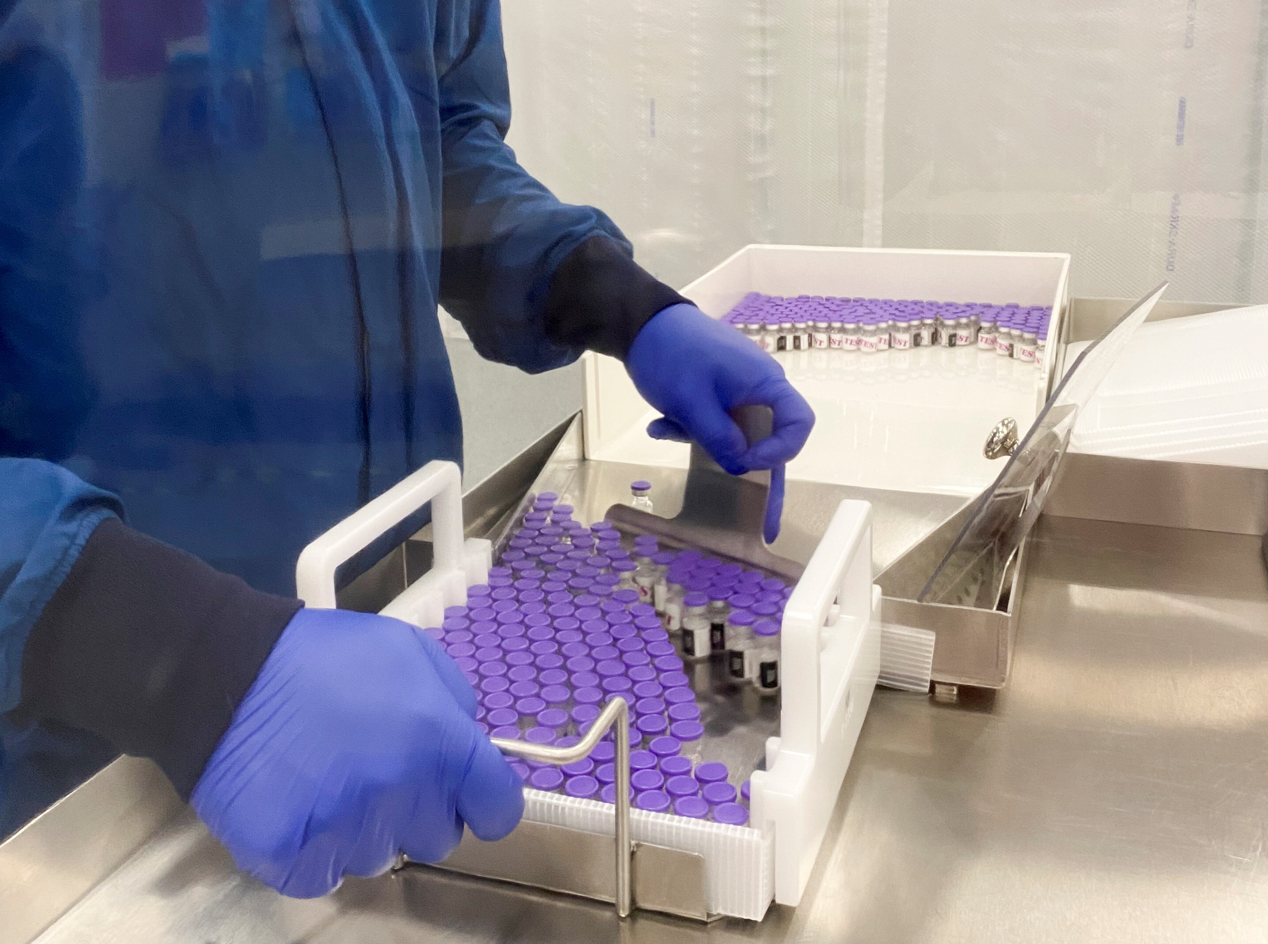 Imagen facilitada por la farmacéutica Pfizer que muestra viales de la vacuna para la covid-19 en un laboratorio. EFE/EPA/PFIZER HANDOUT
