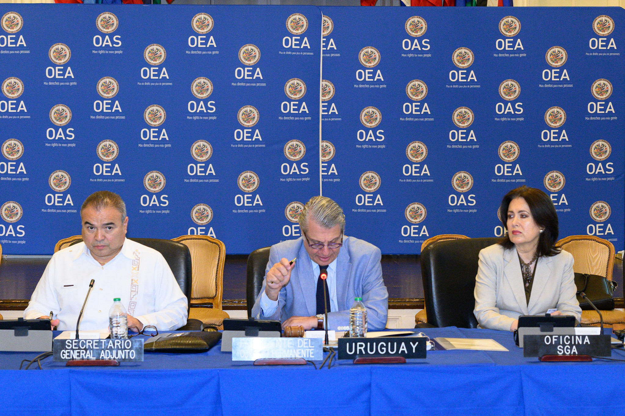 La mesa del Consejo Permanente de la OEA, presidida por el representante de Uruguay, Washington Abdala y con el secretario general adjunto Néstor Méndez y la coordinadora Carmen Lucía de la Pava. GENTILEZA OEA