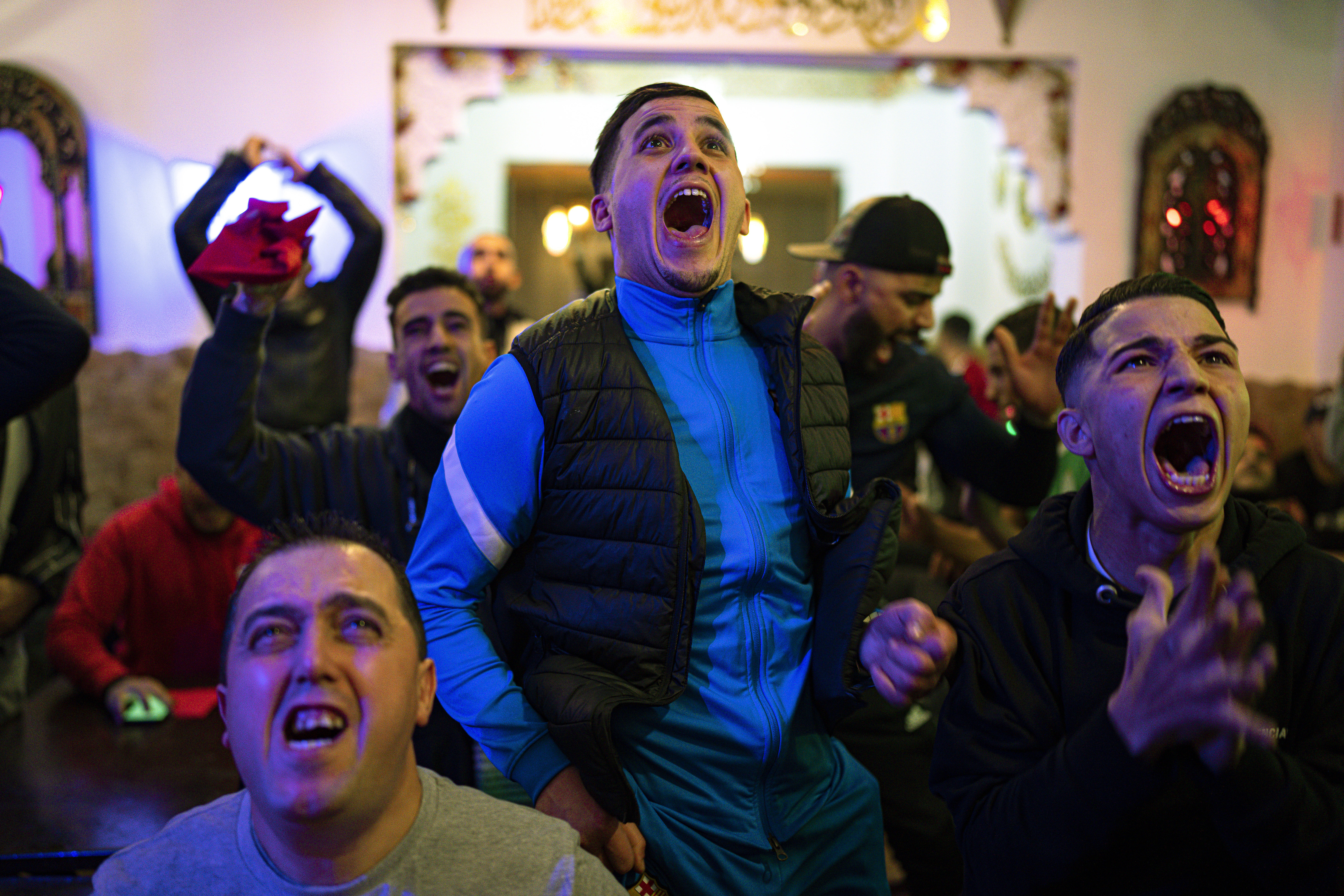 ARCHIVO - Hinchas de Marruecos en la ciudad española de Barcelona celebran la victoria ante España en los octavos de final del Mundial de Qatar, el martes 6 de diciembre de 2022. (AP Foto/Pau de la Calle)