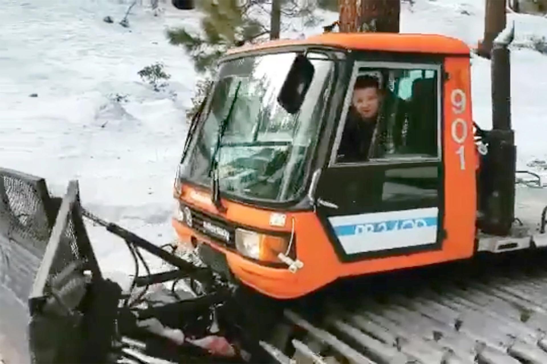 Imagen del actor utilizando un vehículo de nieve. 