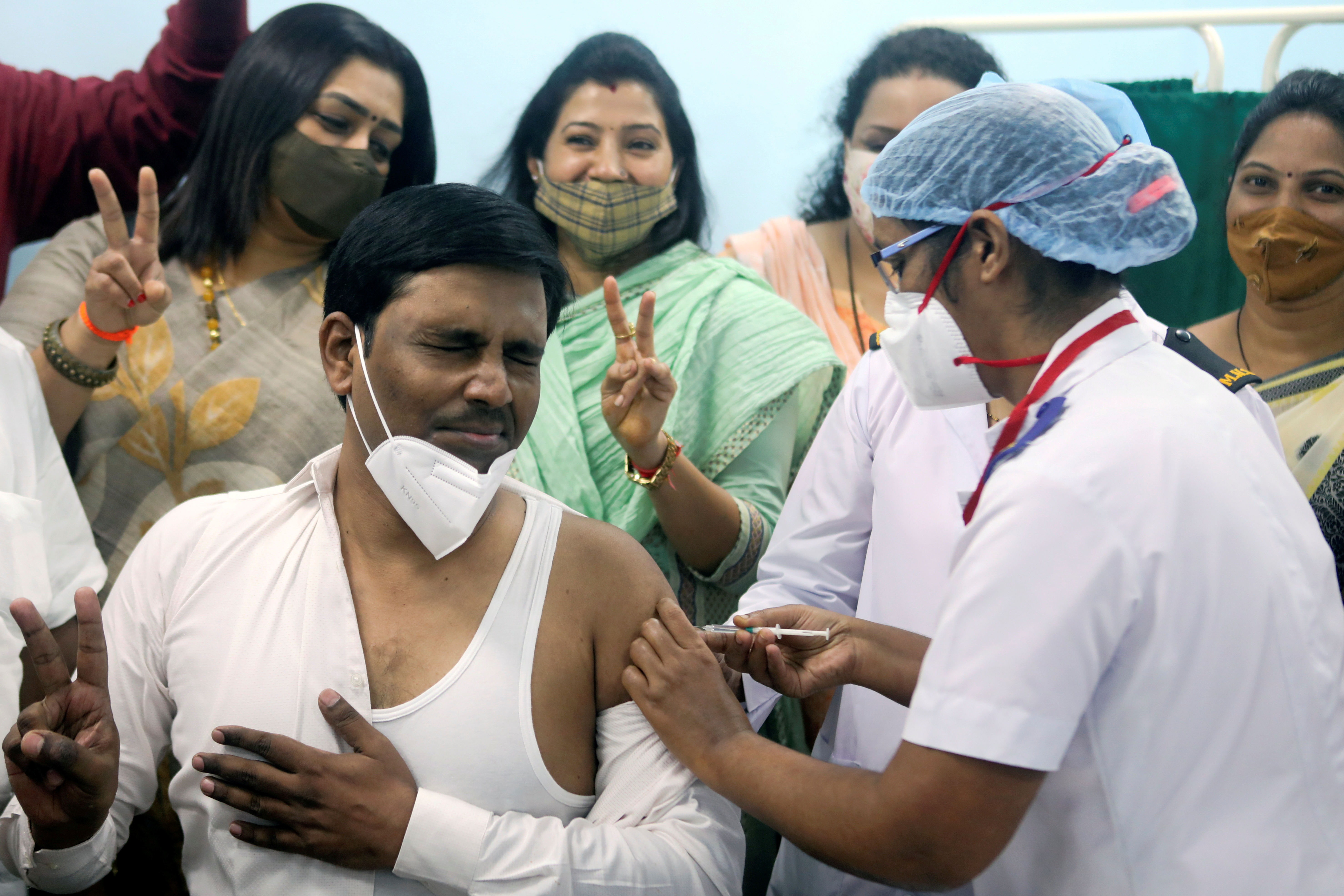 Un trabajador sanitario recibe una vacuna COVISHIELD de AstraZeneca, durante la campaña de vacunación en un centro médico de Mumbai, India, el 16 de enero de 2021 (REUTERS/Francis Mascarenhas/File Photo)