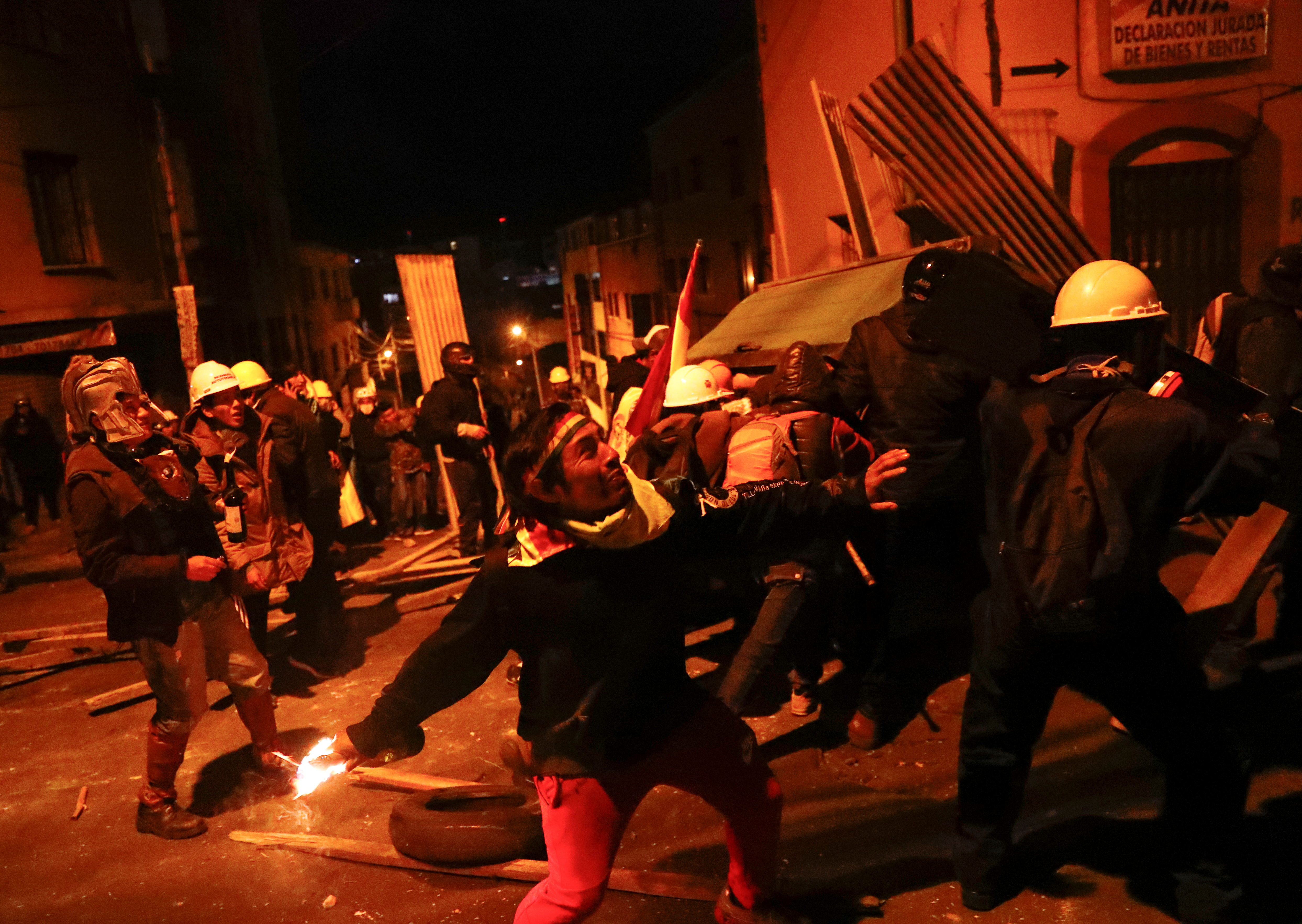 Los violentos choques entre simpatizantes y opositores a Evo Morales en las calles dejaron al menos tres muertos y centenares de heridos 