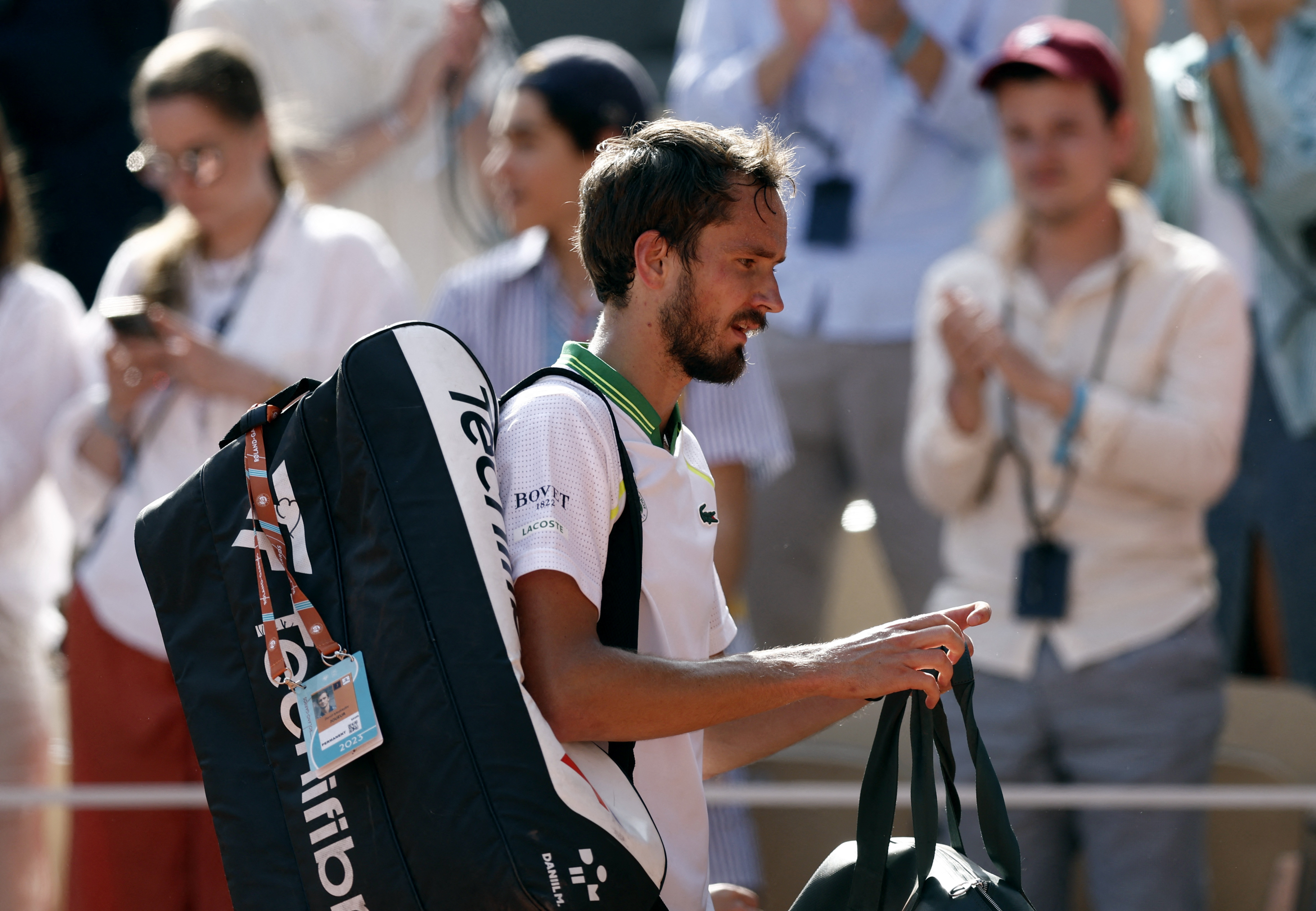 Sorpresa en Roland Garros: el número 2 del mundo, Daniil Medvedev, fue eliminado en primera ronda y se cruzó con el público