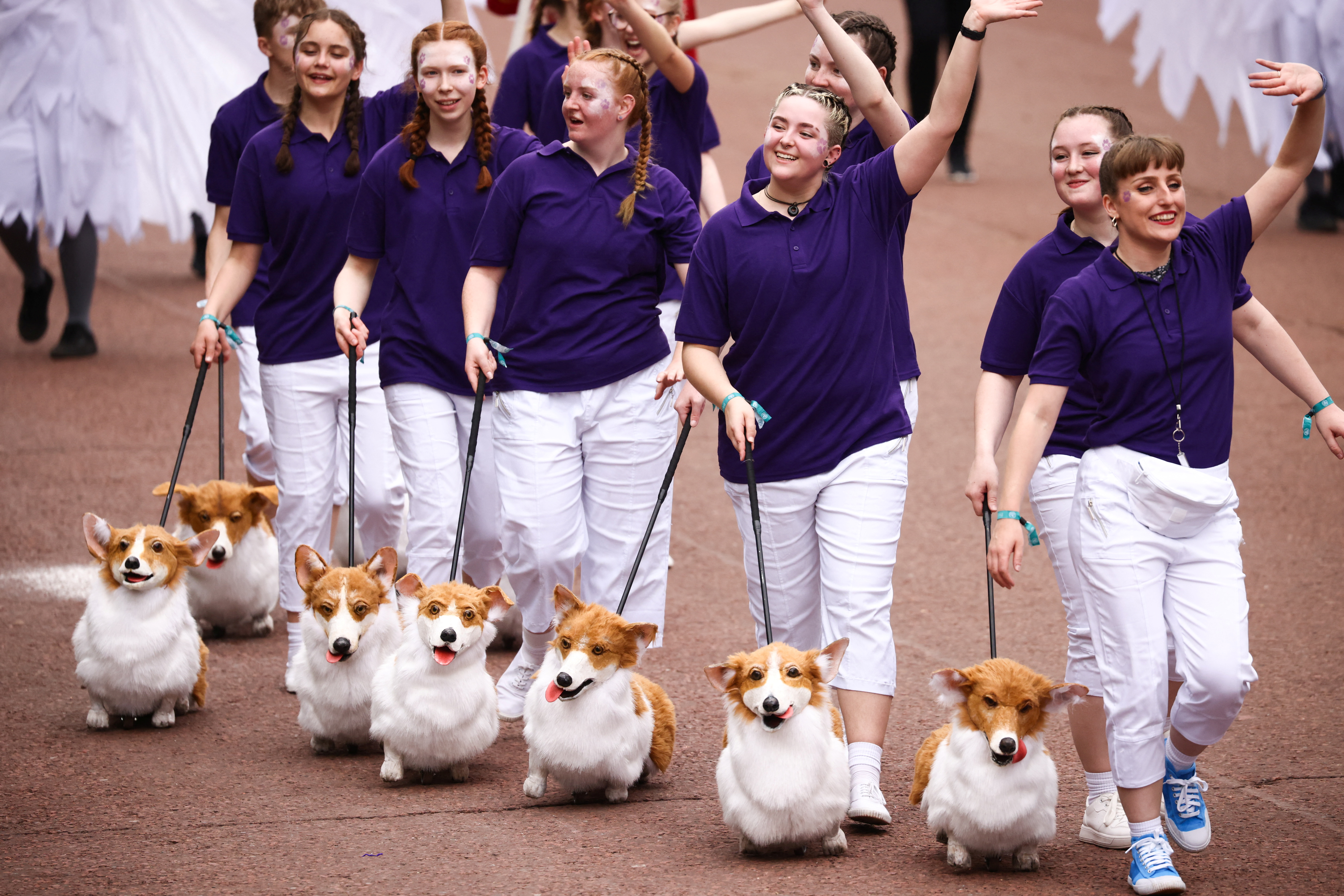 Personas con lujosos perros Corgi participan en un desfile durante el Concurso del Jubileo de Platino, que marca el final de las celebraciones del Jubileo de Platino de la Reina Isabel de Gran Bretaña, en Londres, Gran Bretaña, el 5 de junio de 2022. REUTERS/Henry Nicholls
