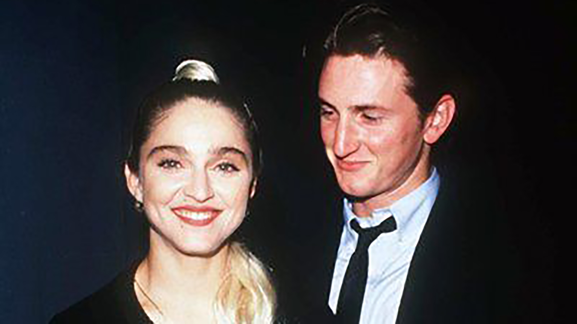 Se conocieron en un alto del rodaje de Material Girl, fue amor a primera vista. Madonna y Sean Penn tuvieron su primera cita el13 de febrero de 1985, fue el comienzo de una relación tormentosa (Dave Lewis/Shutterstock)