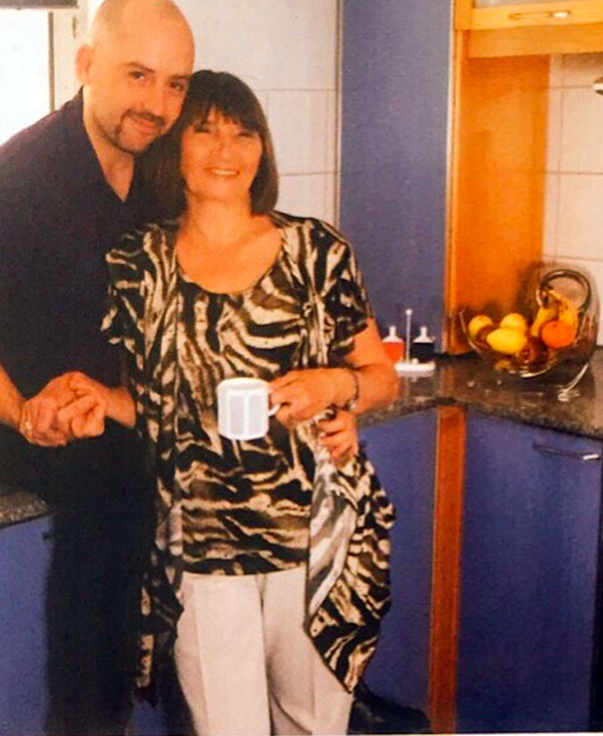 José María Muscari y su mamá, en el primer departamento del dramaturgo, en San Telmo