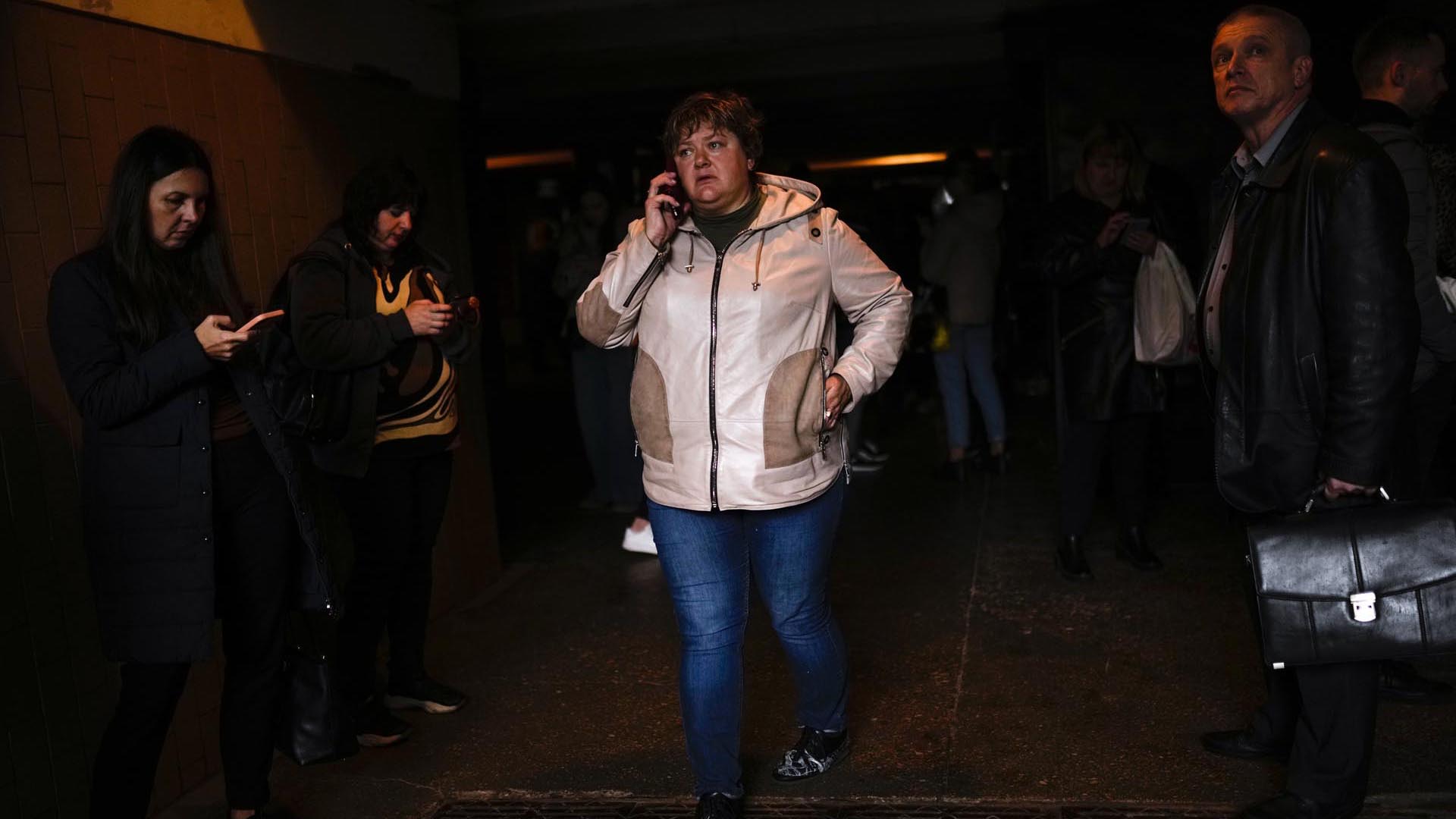 Las personas se refugian en una estación de metro después de un bombardeo ruso en Kharkiv.