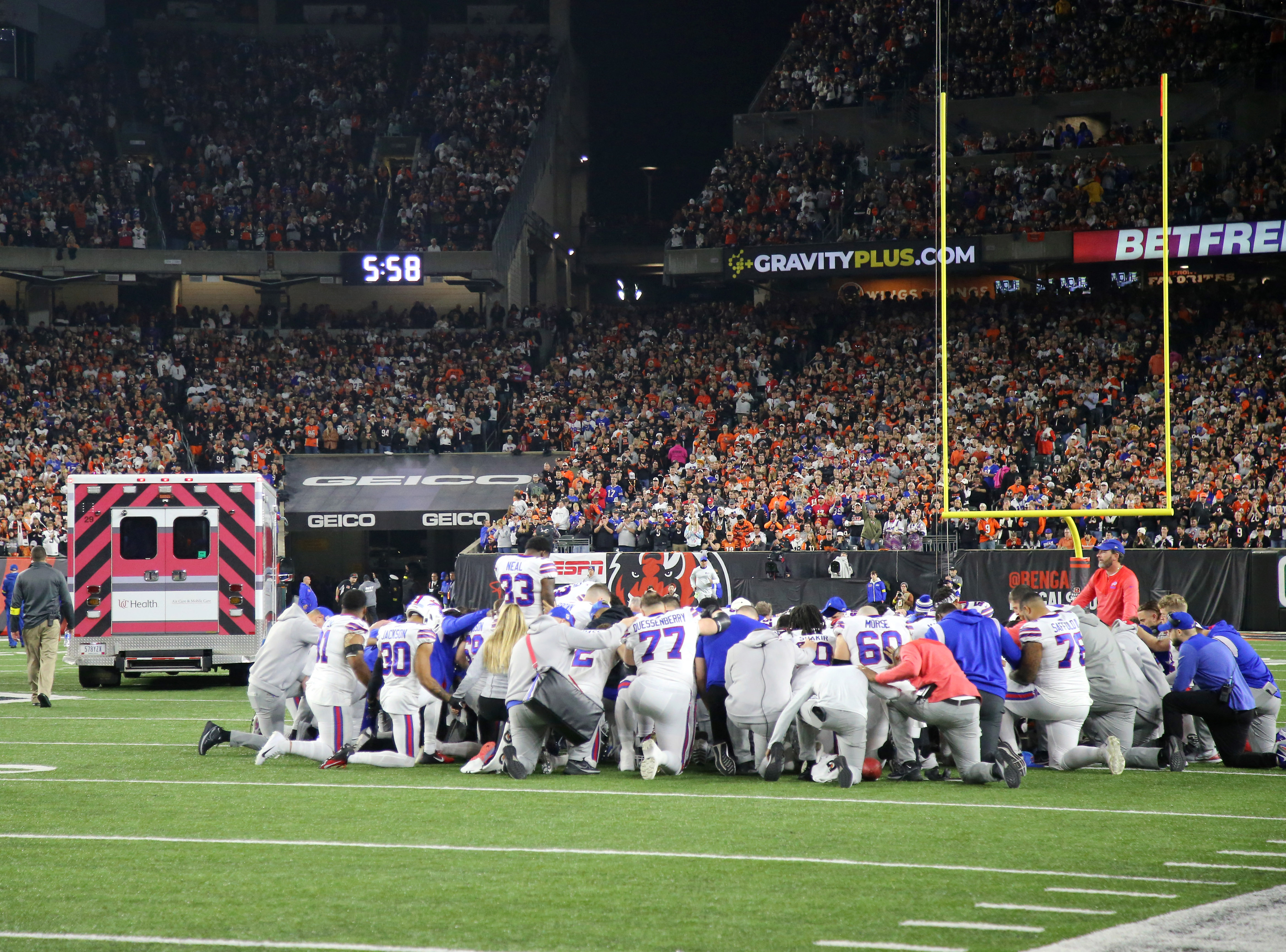 Los jugadores de los Buffalo Bills se arrodillan para orar mientras la ambulancia que lleva a su compañero de equipo, Damar Hamlin, sale del campo de juego durante el primer cuarto contra los Cincinnati Bengals en el Paycor Stadium. (Crédito obligatorio: Joseph Maiorana-USA TODAY Sports)
