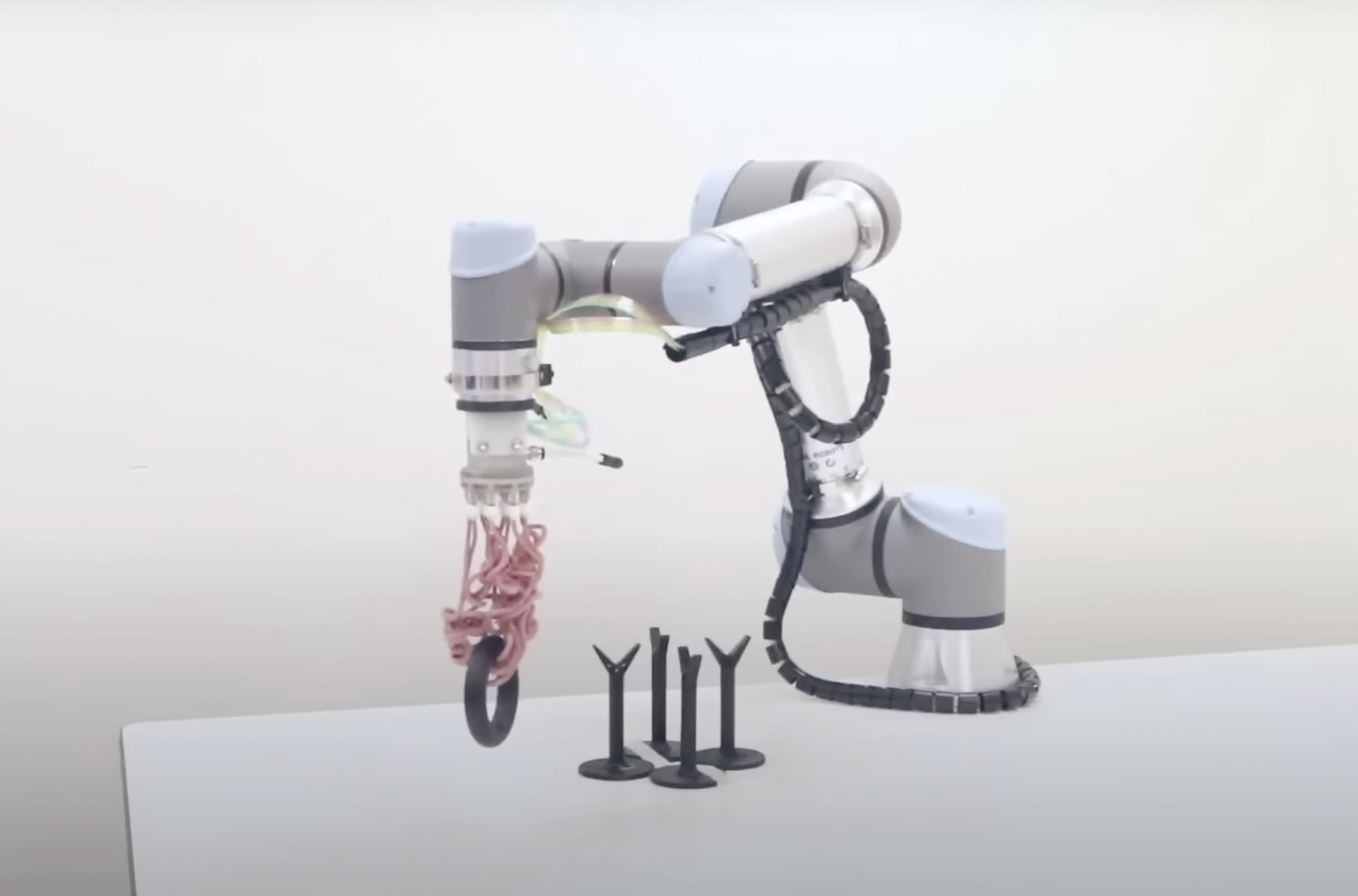 Una mano robótica tiene tentáculos neumáticos de goma y sirve para esto