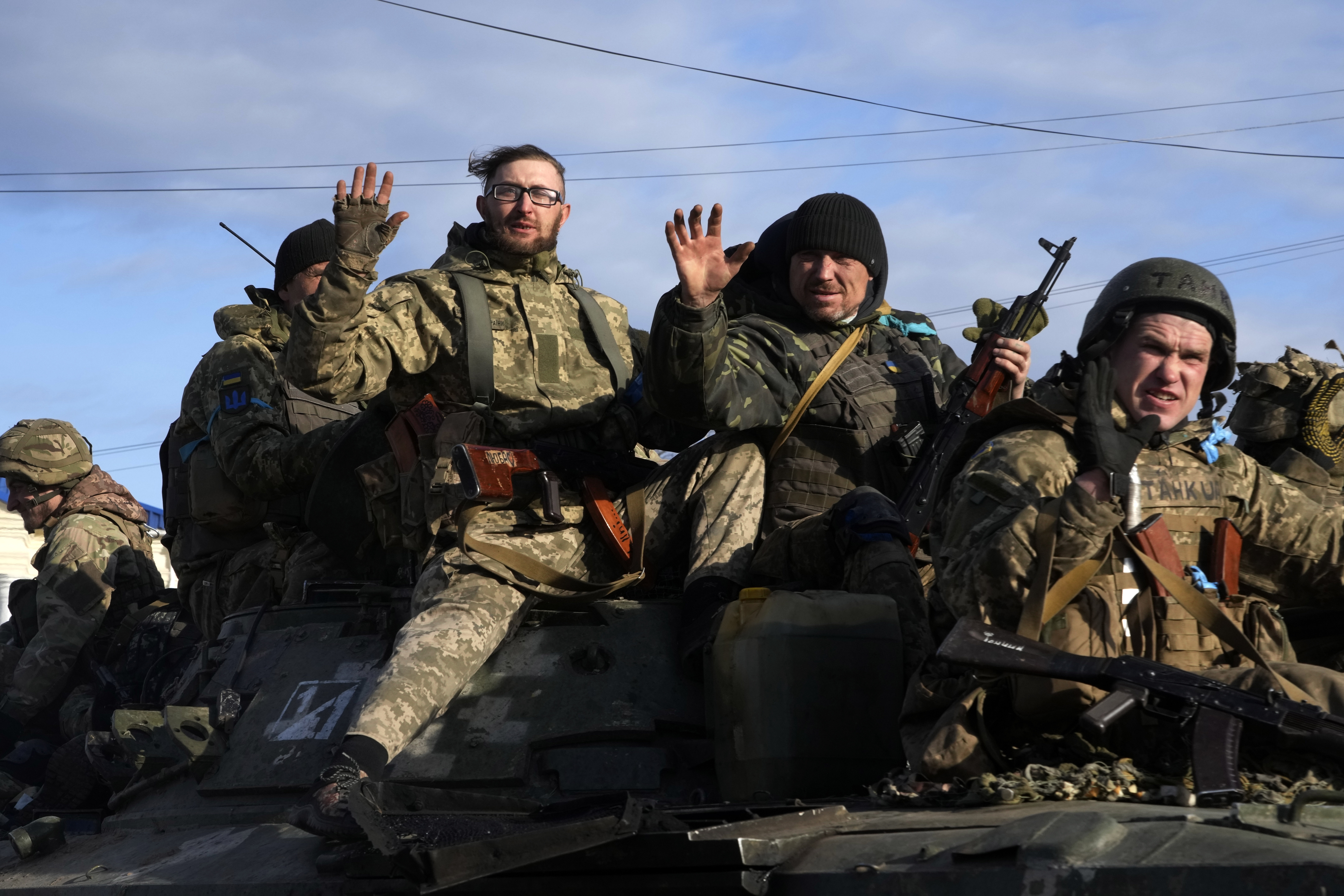 Las fuerzas ucranianas apiladas encima de un tanque celebran la victoria. (AP/Efrem Lukatsky)
