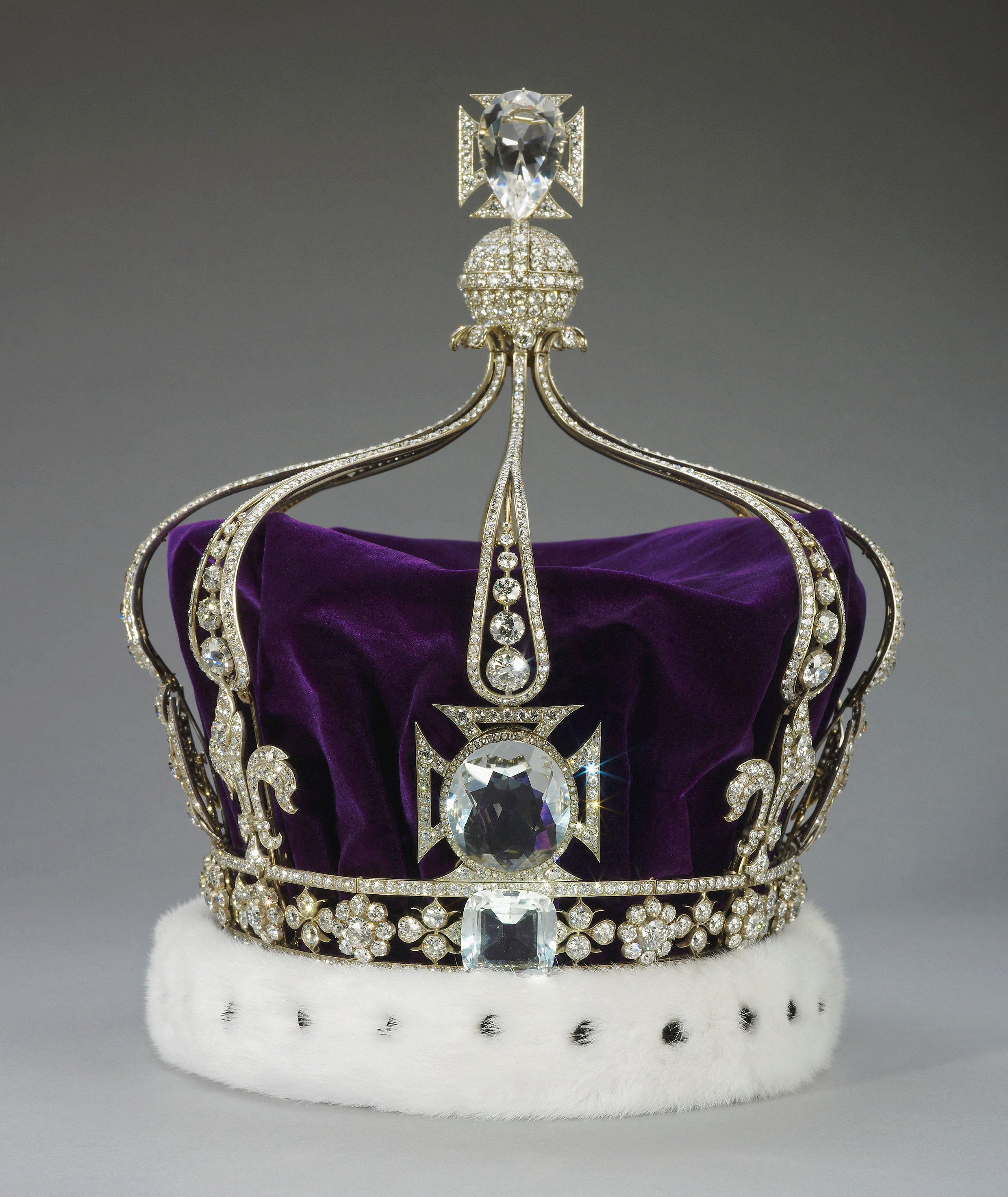 Imagen sin fecha de la Corona de la Reina María, que ha sido retirada de la Torre de Londres para ser modificada antes de la coronación del rey Carlos y la reina Camilla, en este folleto publicado el 14 de febrero de 2023 (REUTERS)