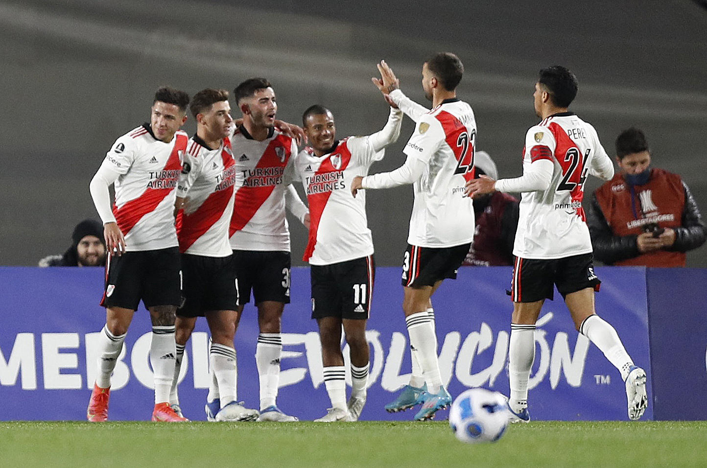 El Araña recibe el abrazo de sus compañeros. Volvió a anotar en el partido ante Alianza Lima, el último de la fase de grupos de la Libertadores (REUTERS/Agustín Marcarian)