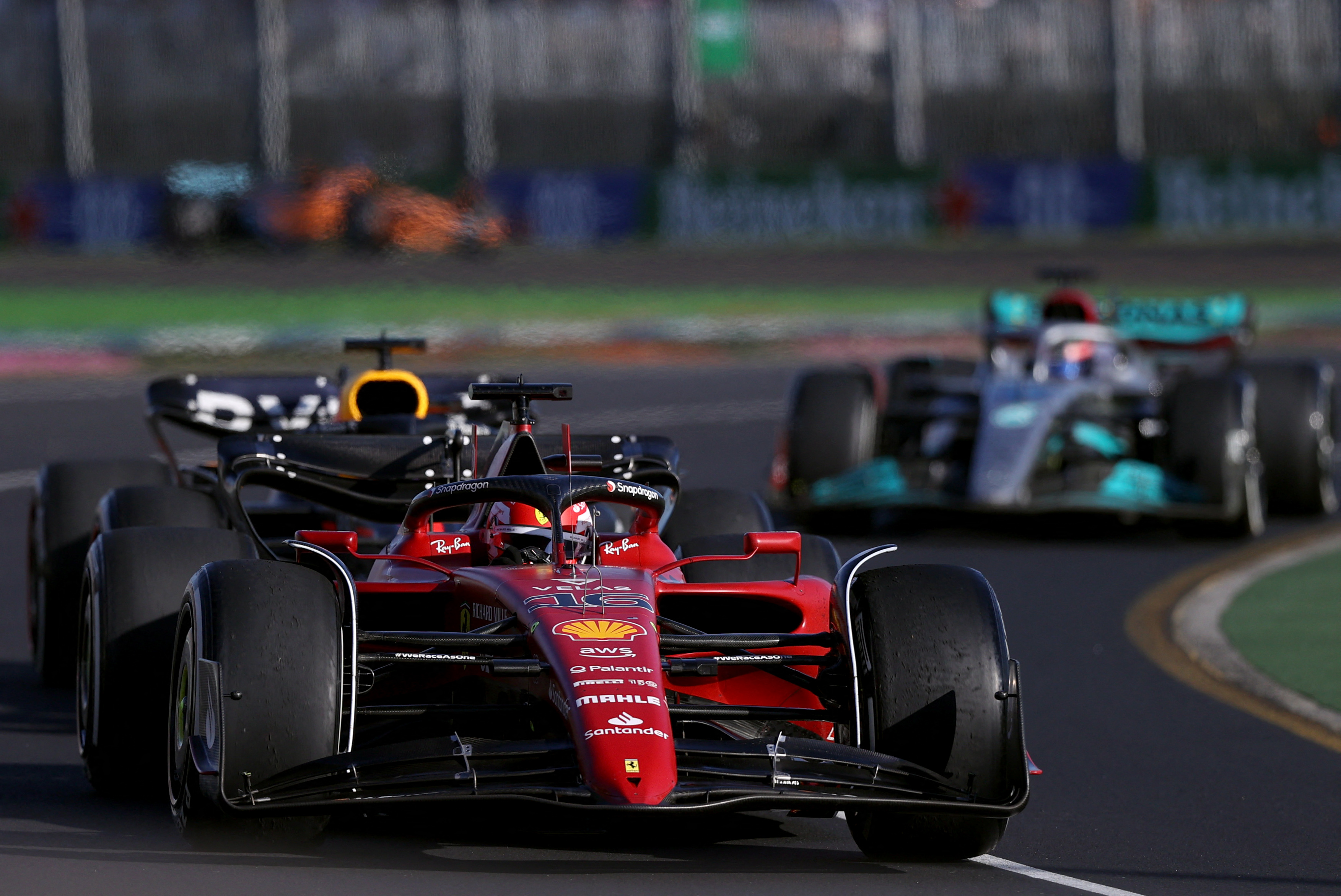 Por ahora Ferrari es el equipo a vencer en la F1. Charles Leclerc (foto) ganó dos de las tres carreras disputadas (REUTERS/Loren Elliott)