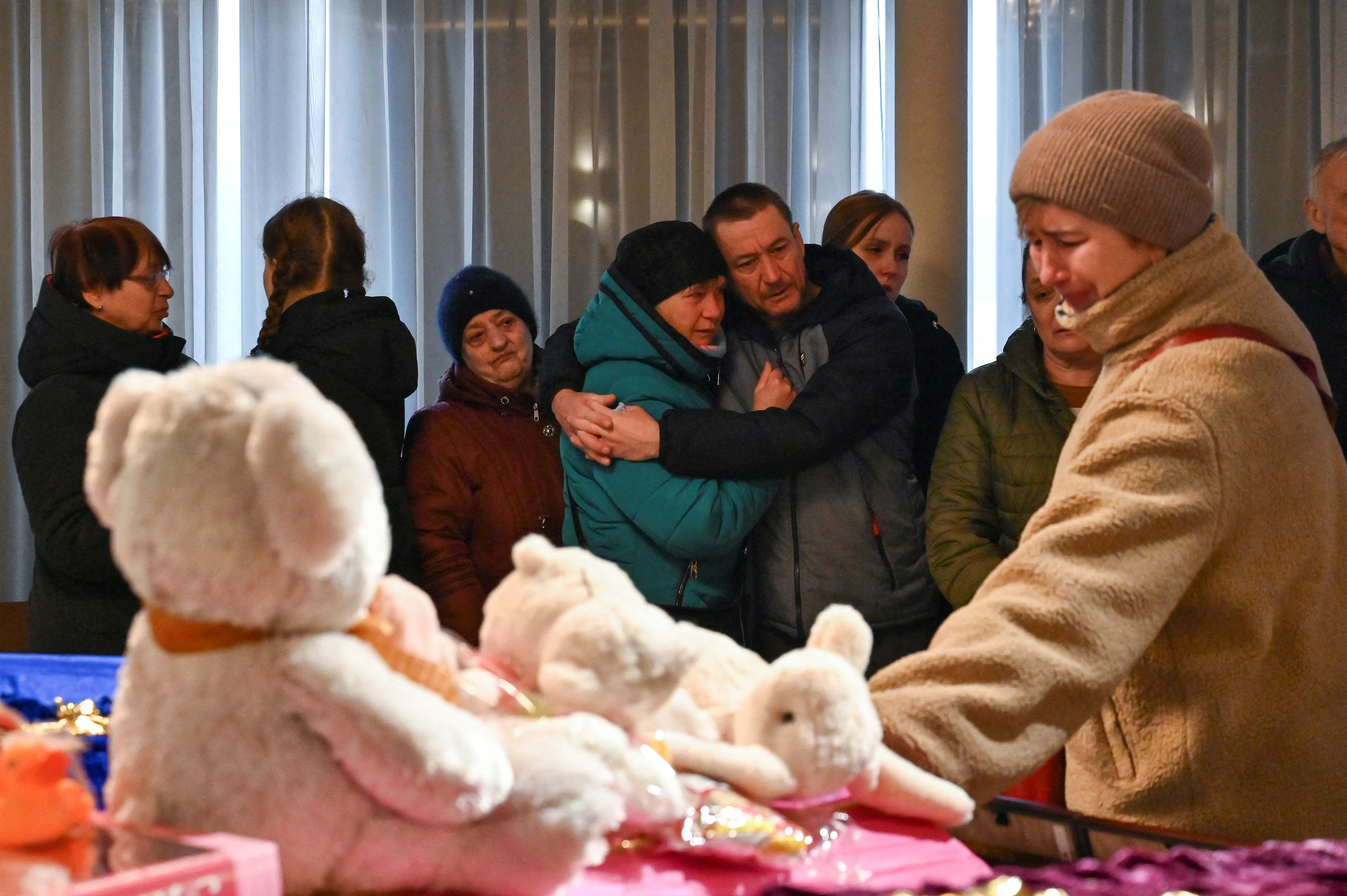 Ceremonia fúnebre por Illia Furnyk, de 23 años, su esposa Kamila, de 23 años, y su hija Emilia, de 7 meses, que murieron durante un ataque con misiles rusos contra un edificio residencial el 2 de marzo, en medio del ataque de Rusia a Ucrania, en Zaporizhzhia, Ucrania 9 de marzo 2023. REUTERS/Stringer 