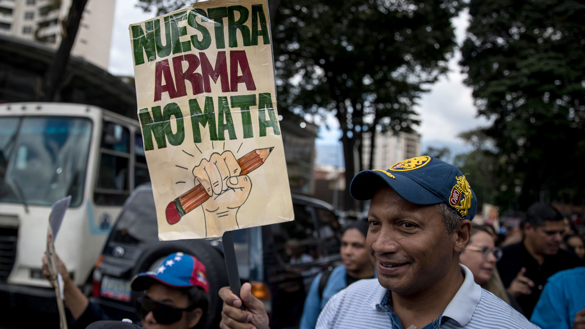 "Nuestra arma no mata", reza el cartel de un docente (EFE/Miguel Gutiérrez)