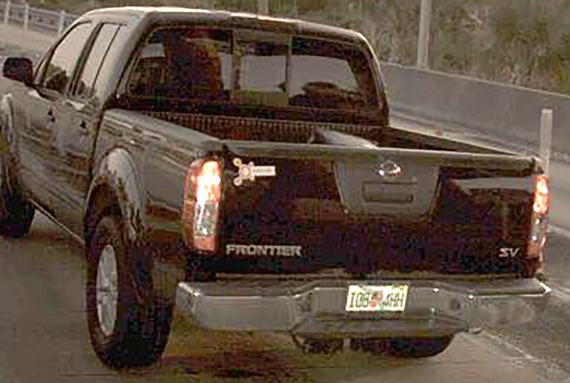 Cuando los perros rastreadores de cadáveres fueron subidos a la camioneta, literalmente, enloquecieron. Habían detectado el olor de un cuerpo en descomposición (@JupiterPolice)