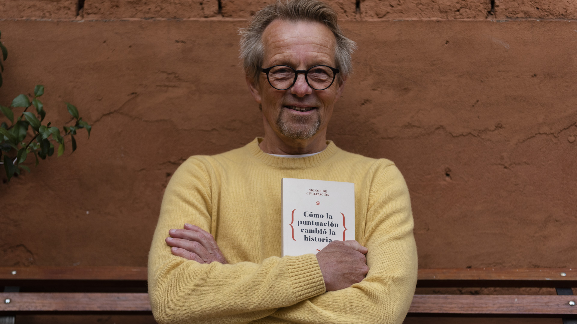 El académico noruego Bård Borch Michalsen con su libro traducido por primera vez al español, "Cómo la puntuación cambió la historia". (Foto: Adrián Escandar).