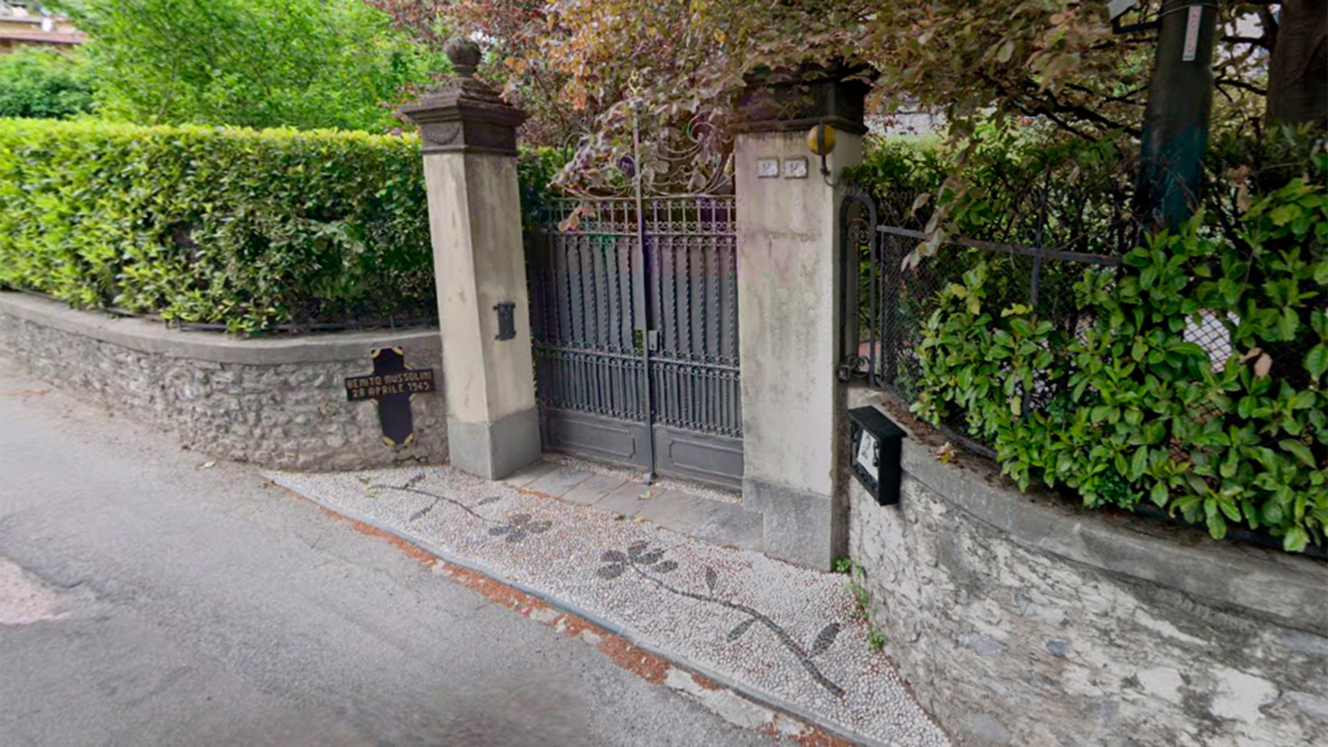 Villa Belmonte, el lugar donde Mussolini fue ejecutado. En la puerta, una cruz marca el sitio exacto de la ejecución (Google Street View)