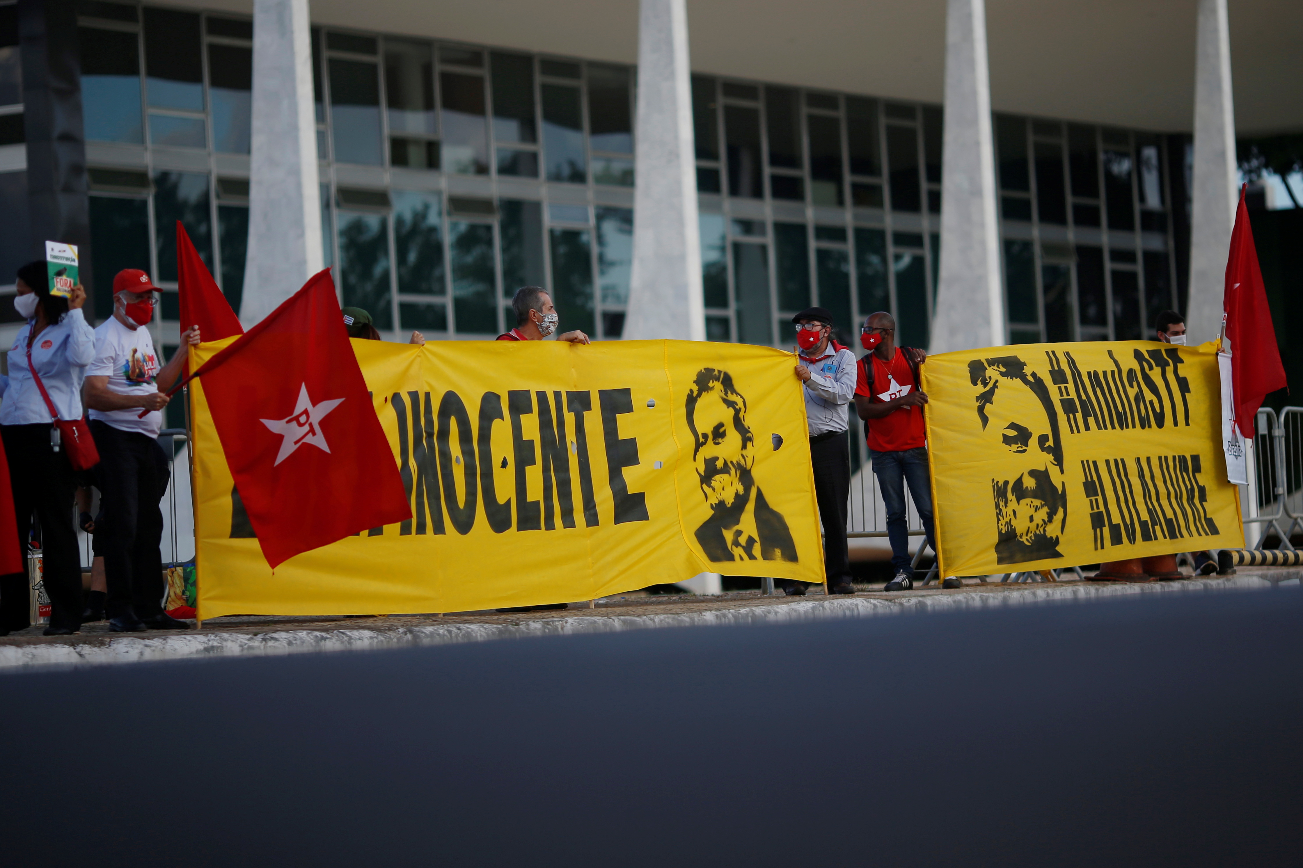 Seguidores de Luiz Inacio Lula protestan ante la Corte Suprema de Brasil, en Brasilia. REUTERS/Adriano Machado