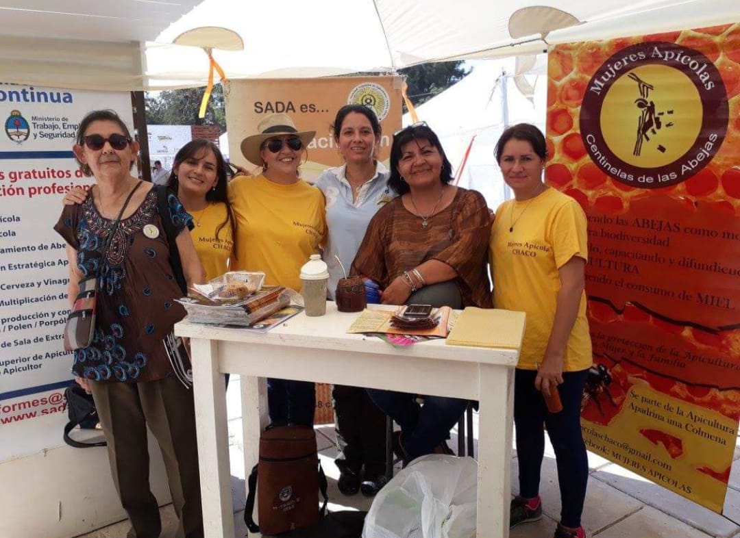 La Fundación Mujeres Apícolas tiene como objetivo concientizar sobre el cuidado de la abeja y el ambiente; promover el consumo de la miel y los productos de la colmena: "Sabemos desde hacer una cámara de cría, cosechar polen, jalea propóleo, cera virgen, realizar la cosecha, fraccionamiento, empaquetamiento, productos como ungüentos, bálsamos, jabones, cremas, y mucho más", cuenta Alicia