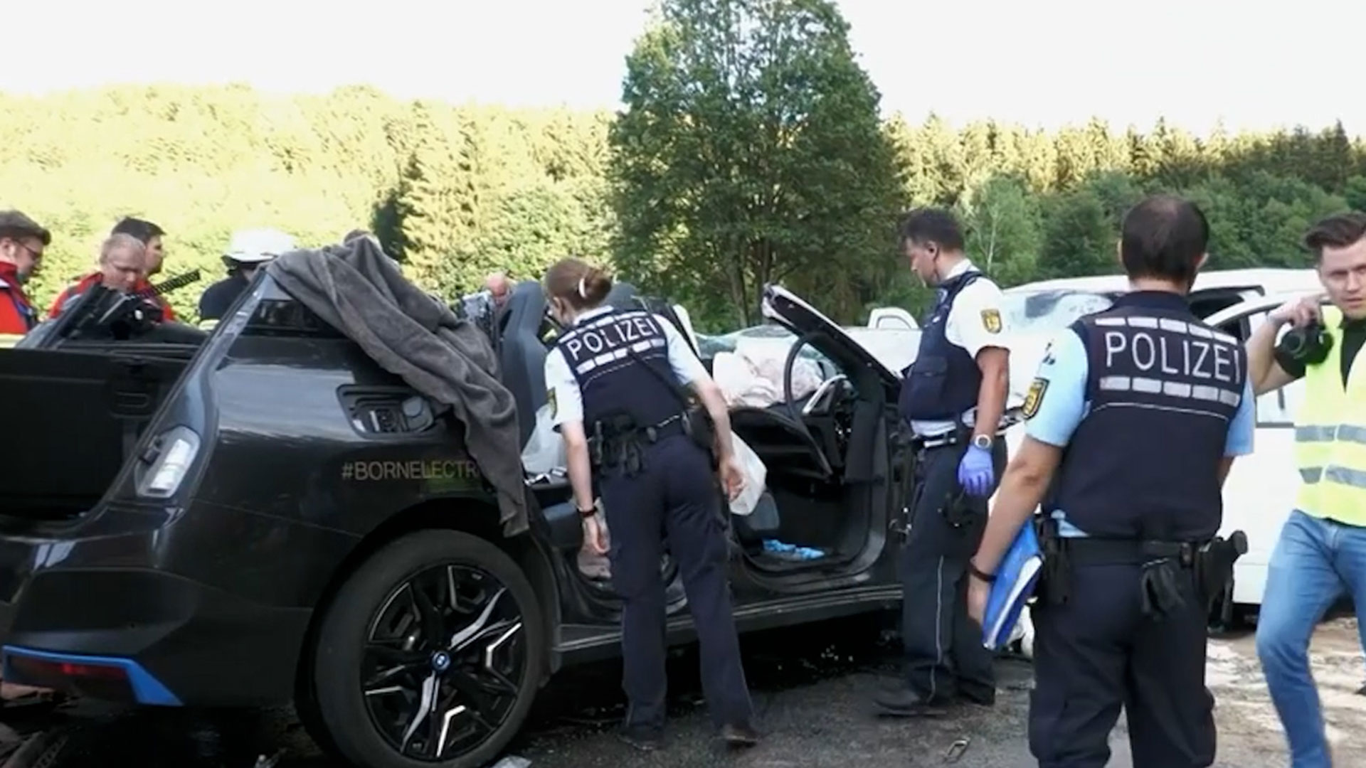 El conductor de 43 años del BMW, tres adultos de 31, 42 y 47 años y un niño de 18 meses que estaban en el vehículo de pruebas resultaron heridos, mientras que un hombre de 33 años que viajaba en otro vehículo perdió la vida.