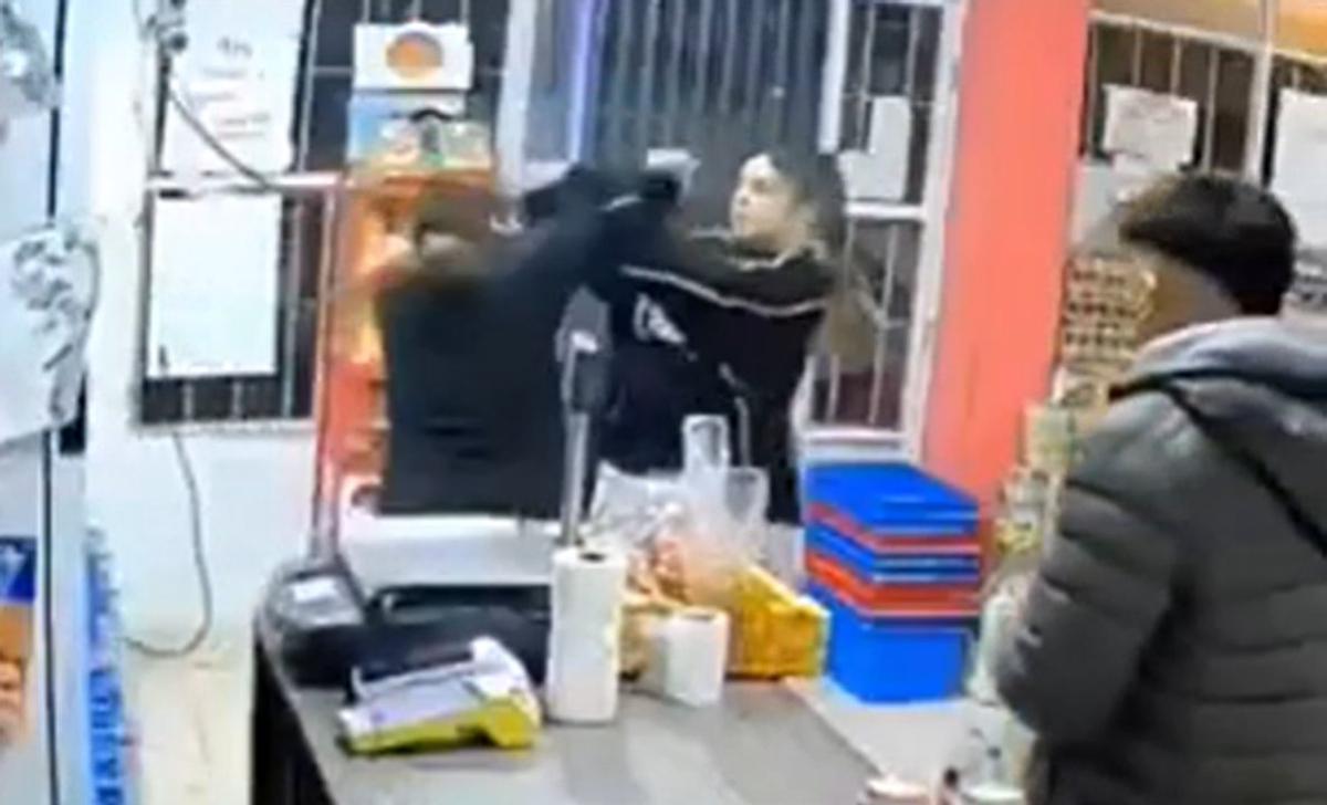 Video: una mujer fue a reclamar por el mal trato de la due&ntilde;a de un almac&eacute;n a su hermana y terminaron a los golpes