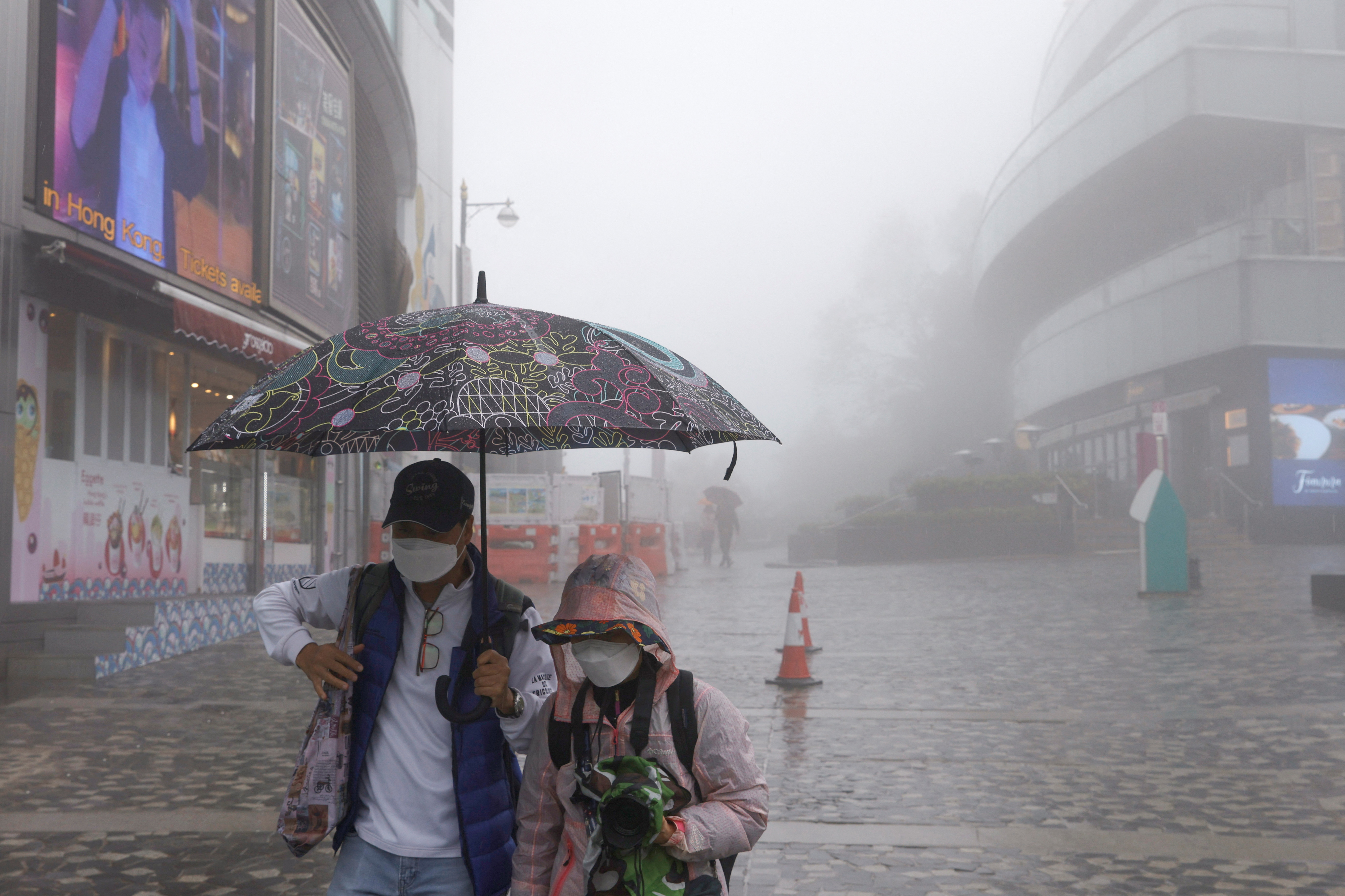 Gente con máscaras camina por las calles de Hong Kong  (REUTERS/Tyrone Siu)